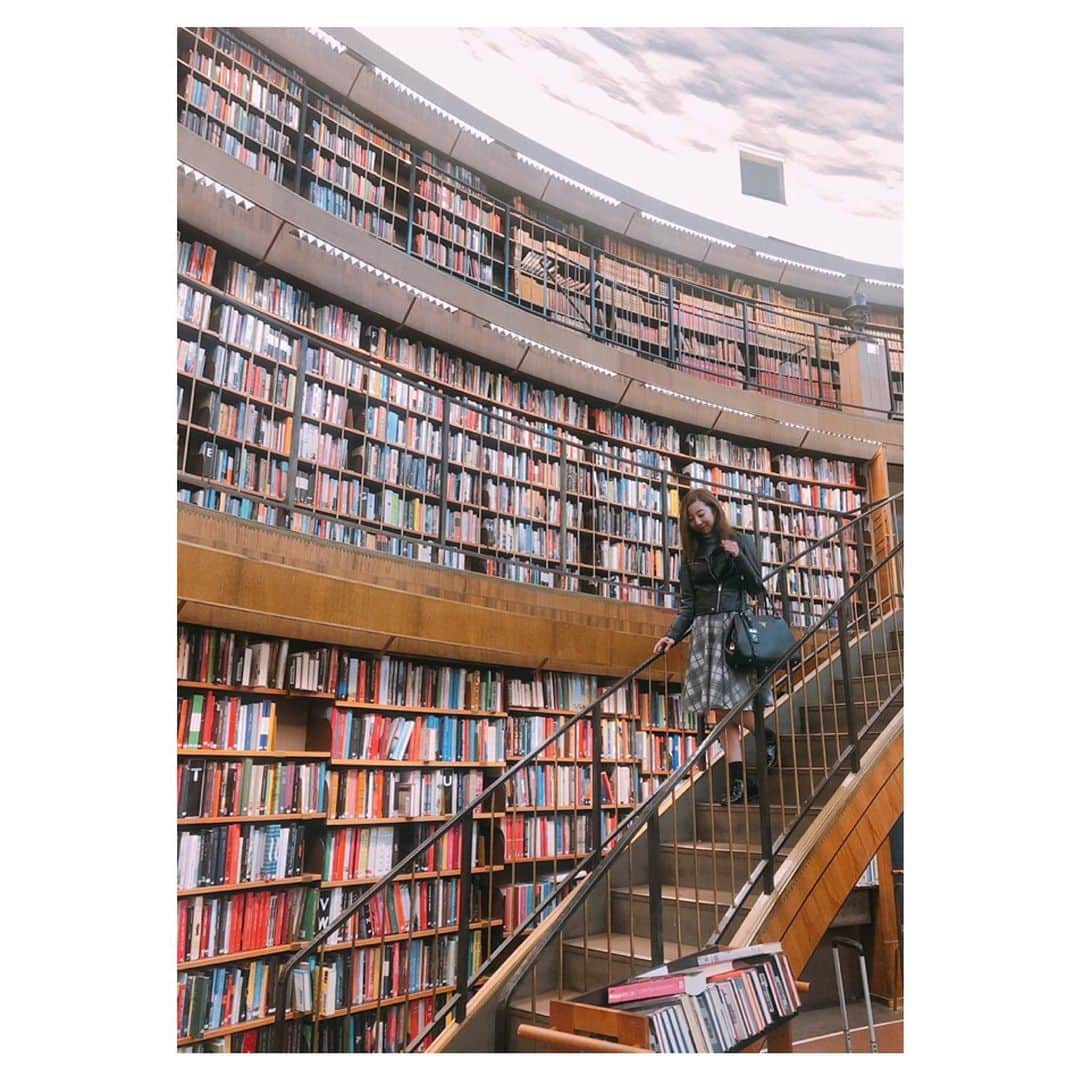 山田優依さんのインスタグラム写真 - (山田優依Instagram)「Stockholm library 📚 . 360度本に囲まれたストックホルム市立図書館 . 写真ではあまりうまく伝わらないけれど 円筒状の建物に360度広がる書棚が 絵本に出てくるような美しい空間だった . #Sweden #Stockholm #Gamlastan #Stockholmsstadsbibliotek #tabijyomap_sweden」11月17日 15時12分 - yui_gourmetwalker