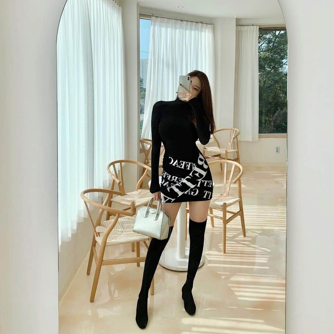 Choi Somiさんのインスタグラム写真 - (Choi SomiInstagram)「⠀⠀⠀⠀ #글랜더 #glander  좋아하는 룩  머리카락은 길고 스커트는 짧고」11月17日 15時10分 - cxxsomi