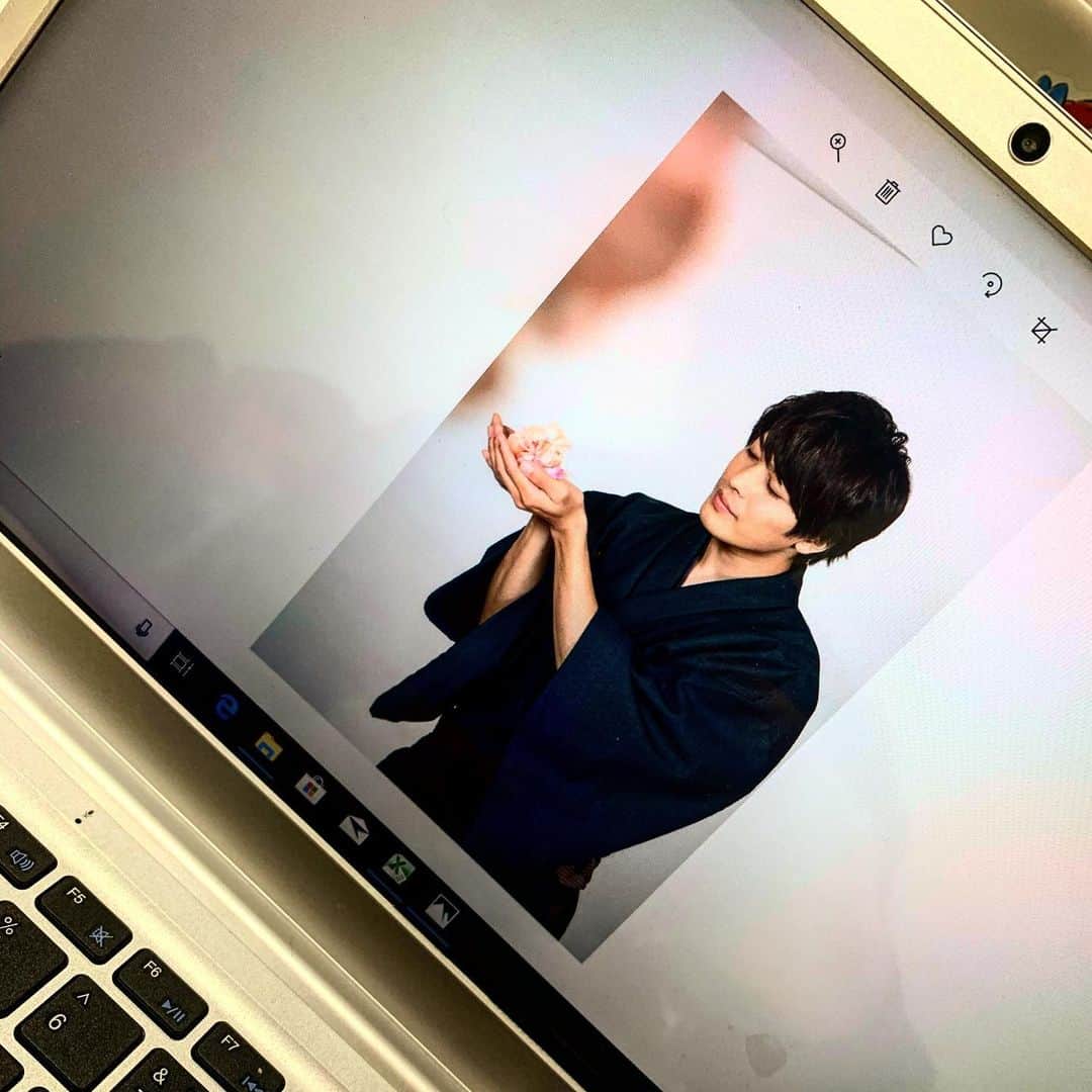 のインスタグラム：「今回は16歳の少年を演じるので、 爽やかな写真に仕上がりそうです🌸📸 #写真 #ブロマイド #花魁 #男おいらん #舞台」