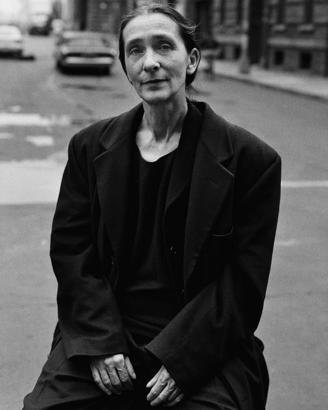 大森美希さんのインスタグラム写真 - (大森美希Instagram)「ピーター・リンドバーグが1996年に撮ったピナ・バウシュの写真を見つけた。ジョルジオ・アルマーニのジャケットの肩感がすごく「今」っぽくてカッコいい。  #mood #pinabausch #peterlindbergh #giorgioarmani #jacket #paramountstudios #losangeles #1996 #danse #dance #muse #dancer #danseuse #ピナバウシュ #ピーターリンドバーグ #アルマーニ #ジャケット #ダンス #ダンサー #ロス #アート #芸術 #アーティスト #芸術家 #90年代」11月17日 15時19分 - mikiomori_