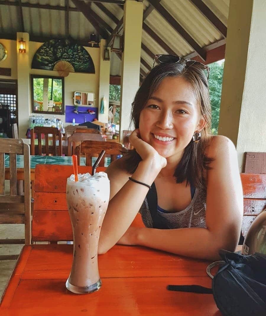 八木愛莉のインスタグラム：「タイ。タノシイ。デモアツイ。溶けてきた。﻿ ﻿ #restweeks #thailand #holidaymood #icechocolate #coffeetime #summertime」