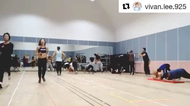 パク・キヨンのインスタグラム：「제가 얘기한 해병대 입소했다는 게 바로 이겁니다...부트캠프...뮤지컬 보디가드는 매일 아침 10시 간단한 몸풀기를 시작으로 부트캠프 9단계를 1분, 45초, 30초 세 번 돌리기로 마무리 합니다. 가현이 학교보내고 매일 지하 3층부터 29층까지 평균 두 번, 컨디션 좋은 날은 세번씩 오르고 스트레칭과 플랭크로 나름 단련된 체력인데...부트캠프는 정말이지 죽을 거 같이 힘들어요😭😭😭이날은 제가 병원다녀오느라 없었는데 해나가 잘 찍어 올렸네요 ㅎㅎㅎ 뮤지컬 보기가드 화이팅🎆🎆🎆‼️ #Repost @vivan.lee.925 with @get_repost ・・・ - 🔥🔥🔥 #보디가드 #부트캠프」