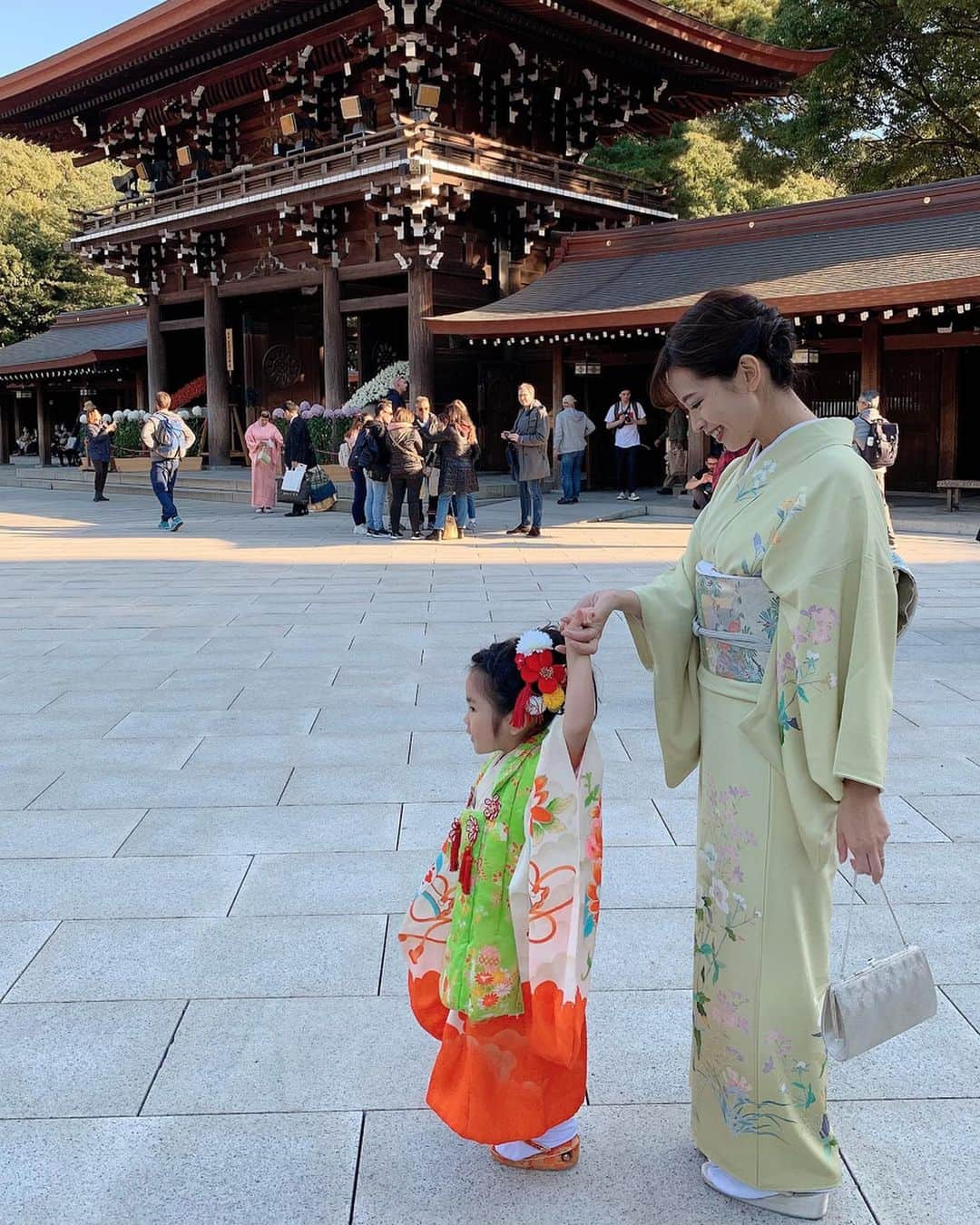 小田切恵子さんのインスタグラム写真 - (小田切恵子Instagram)「⛩ #七五三詣り おめでとうございます㊗️ 我が家も昨日行ってきました❣️ あっという間の3歳 大きくなったなぁ〜  koniの着物は親戚姉妹がみんな着てきた40年前の伝統物… 私は母の着物を…👘 こうして無事に七五三が迎えられて感謝です✨ お空からばぁばが見てるねーってほっこりでした🥰  #七五三#3歳#konigiriちゃん#最後の写真は姉の七五三#40年前#私の写真はどこへ#楽しかったね💜」11月17日 15時24分 - keikoodagiri101