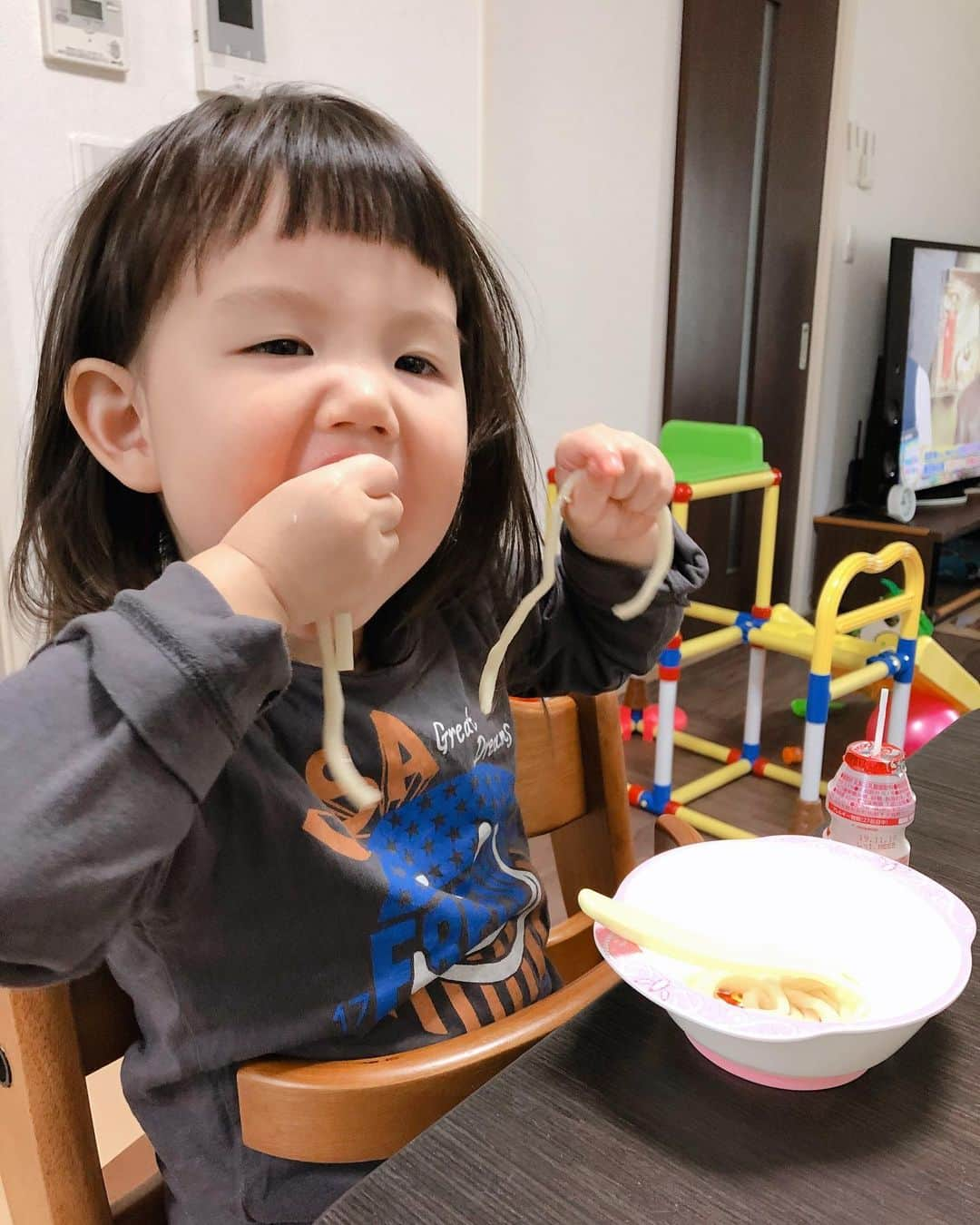 井上香織さんのインスタグラム写真 - (井上香織Instagram)「2019.11.17 ・ お昼ご飯のうどん。 最終的にはヤクルトと牛乳を入れて凄いことに。。😅 食べ終わってから15分以上遊んでたかな！？ 強制終了！！！ ・ #2歳3ヶ月 #液体とスプーンで遊びたい時期 #家では良いけどお店ではやめてね #ぐちゃぐちゃにしてでも自分でたべさせてあげたい #食べさせるばかりではダメだと思う #スクスク育ってね」11月17日 15時25分 - kaorin888