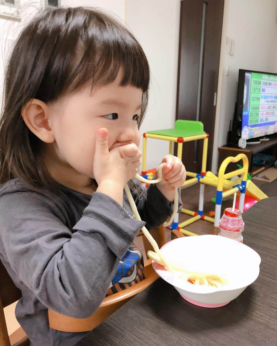 井上香織さんのインスタグラム写真 - (井上香織Instagram)「2019.11.17 ・ お昼ご飯のうどん。 最終的にはヤクルトと牛乳を入れて凄いことに。。😅 食べ終わってから15分以上遊んでたかな！？ 強制終了！！！ ・ #2歳3ヶ月 #液体とスプーンで遊びたい時期 #家では良いけどお店ではやめてね #ぐちゃぐちゃにしてでも自分でたべさせてあげたい #食べさせるばかりではダメだと思う #スクスク育ってね」11月17日 15時25分 - kaorin888