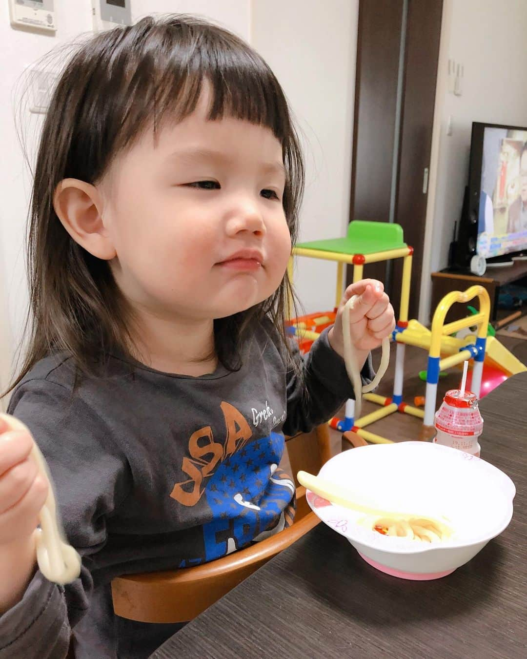 井上香織さんのインスタグラム写真 - (井上香織Instagram)「2019.11.17 ・ お昼ご飯のうどん。 最終的にはヤクルトと牛乳を入れて凄いことに。。😅 食べ終わってから15分以上遊んでたかな！？ 強制終了！！！ ・ #2歳3ヶ月 #液体とスプーンで遊びたい時期 #家では良いけどお店ではやめてね #ぐちゃぐちゃにしてでも自分でたべさせてあげたい #食べさせるばかりではダメだと思う #スクスク育ってね」11月17日 15時25分 - kaorin888