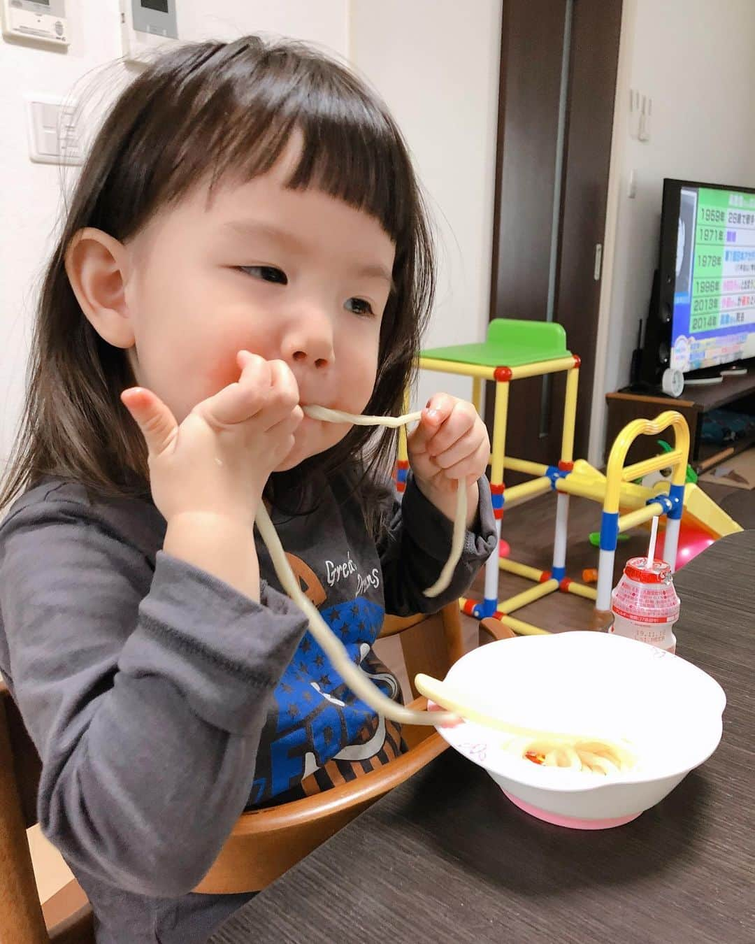 井上香織さんのインスタグラム写真 - (井上香織Instagram)「2019.11.17 ・ お昼ご飯のうどん。 最終的にはヤクルトと牛乳を入れて凄いことに。。😅 食べ終わってから15分以上遊んでたかな！？ 強制終了！！！ ・ #2歳3ヶ月 #液体とスプーンで遊びたい時期 #家では良いけどお店ではやめてね #ぐちゃぐちゃにしてでも自分でたべさせてあげたい #食べさせるばかりではダメだと思う #スクスク育ってね」11月17日 15時25分 - kaorin888