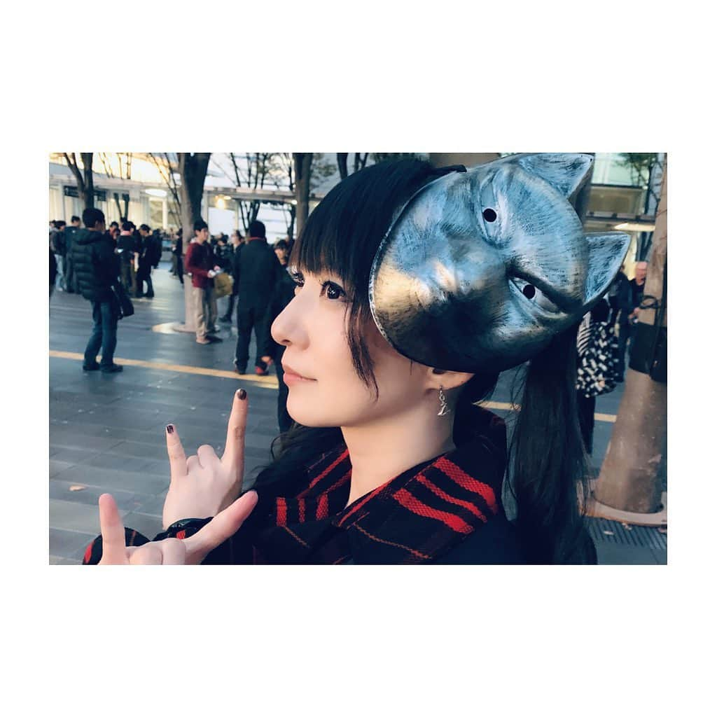 紗々さんのインスタグラム写真 - (紗々Instagram)「BABYMETAL WORLD TOUR in JAPAN‼️* 日本ｷﾀ━━━━(ﾟ∀ﾟ)━━━━!! * チケットも無事当選して #さいたまスーパーアリーナ へ‼️ * 新曲も良いし、何だかいつもよりすぅさまが可愛さメガGALAXYだし、もあちゃんも女神GALAXYだし、百々子ちゃんも素敵GALAXY。 * 大満足でした🦊！！✨欲を言えば新曲全部聴きたい（＾ω＾） * #大阪城ホール もめちゃくちゃ楽しみdeath‼️ * 物販は2時間半並びました( ³ω³ )キーホルダーはかぶってたのですが、心優しい方々のおかげで欲しかったものをゲットできました(;´༎ຶД༎ຶ`)✨本当にありがとうございました‼️ * 昨日は大人ド・キ・ド・キ☆モーニング風な私服でいきましたヽ(´▽`)/❣️お写真撮っていただいた皆様、ありがとうございました😊 * #babymetal  #ssa #metalgalaxy #japan #japanesegirl #instagram」11月17日 15時25分 - 03sasa03