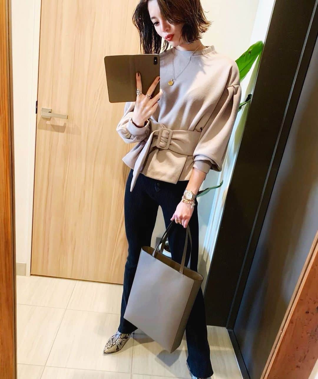 のインスタグラム：「BONAVENTURAのiPhoneケースとバッグをプレゼントして貰いました☺️💕 ノブレッサレザーで撥水加工がされていて水や汚れに強いらしいの✨ シンプルで色んな服装に合わせやすくて良い😍 #BONAVENTURA #ボナベンチュラ #BAG #iPhone @bonaventura.official」