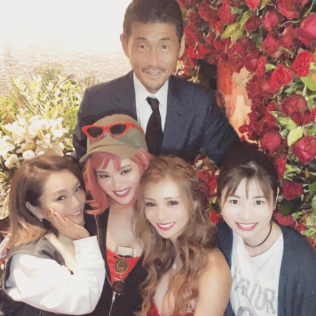 清水彩子のインスタグラム：「先日、エースのみゆうちゃんのお誕生日イベントに行って来ました🎂🍾 .  1人で行って少し寂しかったのだけど、お店に入ったら偶然大阪ファミリーの皆が居て、綾田社長が優しく迎えてくれて温かいお店にホッコリ☺️❤️ .  みゆうちゃんに対する皆の愛が溢れた空間でした❤️ 裏表が無い、笑顔沢山のみゆうちゃんが大好き❤お誕生日おめでとう~❤️. #北新地 #エースグループ #みゆうちゃん #お誕生日おめでとう🎂🎈❤️」