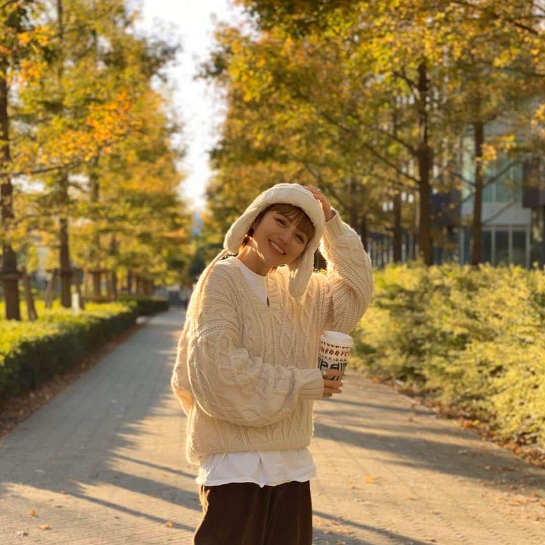 長谷川あやさんのインスタグラム写真 - (長谷川あやInstagram)「🍂🍂🍂 #fashion #ootd #outfit #code #coordinate #style #titivate #titivatestyle #152せんちこーで #ティティベイト #ケーブル編みキーネックニットプルオーバー @titivatejp #ママコーデ ・ ・ ・ そろそろ紅葉の季節、、、🍁 ・ 熱々のカプチーノと ひんやりした空気がちょうどいい😋💭」11月17日 15時53分 - ayasuke_0516