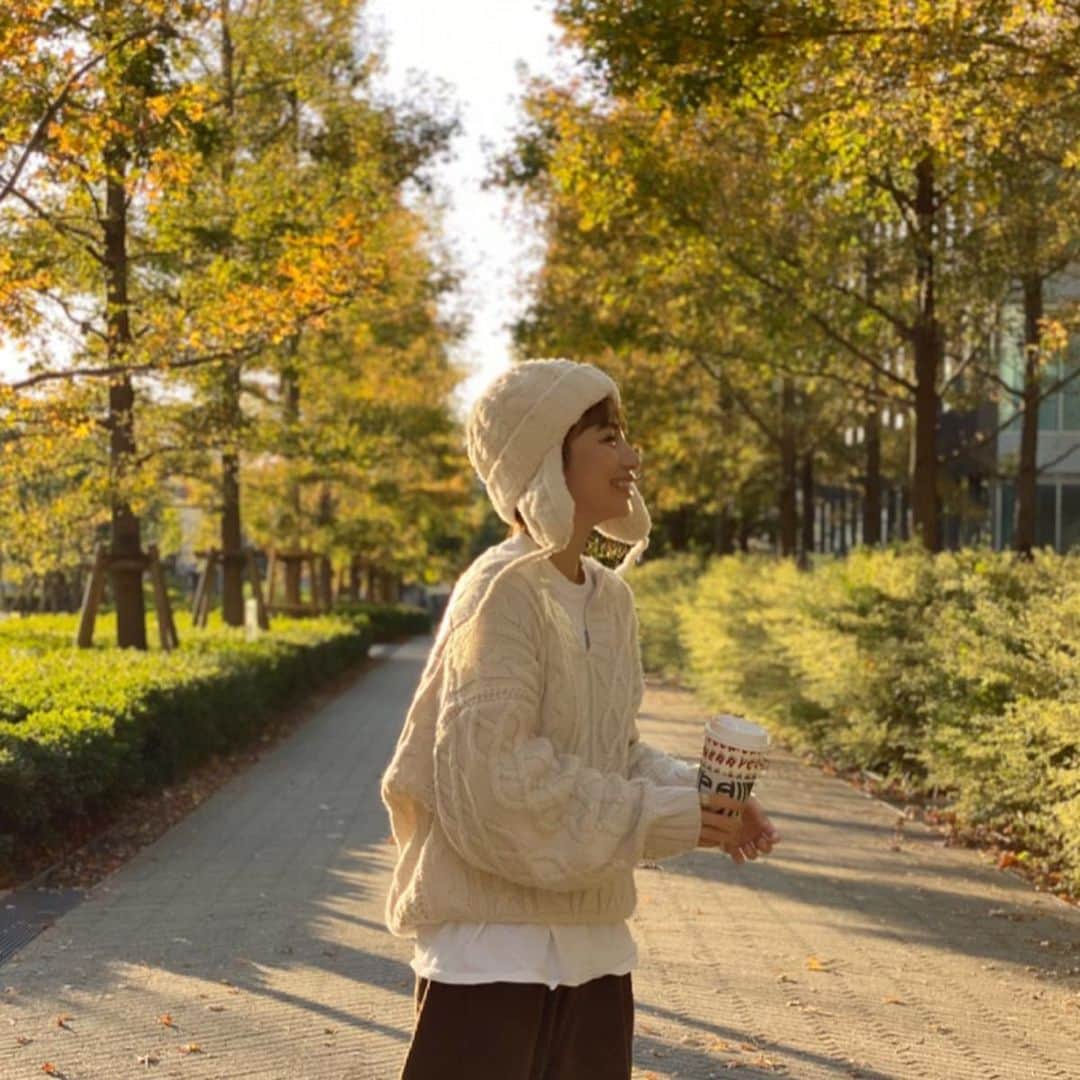 のインスタグラム：「🍂🍂🍂 #fashion #ootd #outfit #code #coordinate #style #titivate #titivatestyle #152せんちこーで #ティティベイト #ケーブル編みキーネックニットプルオーバー @titivatejp #ママコーデ ・ ・ ・ そろそろ紅葉の季節、、、🍁 ・ 熱々のカプチーノと ひんやりした空気がちょうどいい😋💭」