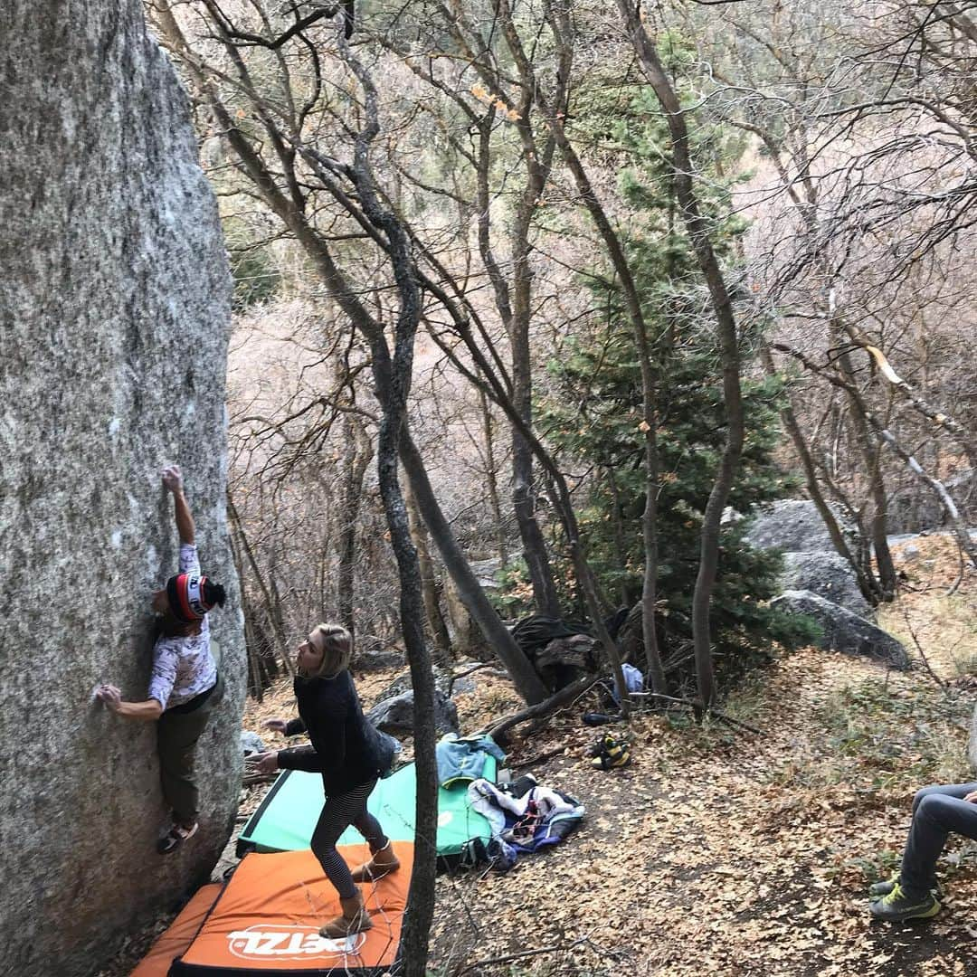 伊東秀和さんのインスタグラム写真 - (伊東秀和Instagram)「こちらに来て、あまり登ってなかったのでレスト日に解放💫Cottonwoodへ！！ 各エリア時間が限られてたのと登りたい欲求で連打！最初のV6から、かなりハマってしまった💦 欠けて悪くなったと言っていたV10は最初の一手から核心✨移動前、ラストトライ！キャッチに集中する瞬間＆止めた気持ち良さのダブルで声出た〜😁気持ち良かった〜⤴️ 次のエリアに移動してからのV9はかなり高くて1度マントルで諦めて飛び降りたトライがあったけど、その後、集中してなんとか登れた✅安堵感☺️ 全課題スパイシーな内容🔥最高の時間でした🌈 V6/Lance’s Dihedral V10/Copper head V9/Gentlemam Jack @orientalbio1991 @mammut_japan @camp1889 @skya_cs_sports_tv  #ソルトレイク #bouldering #ボルダリング #granite #花崗岩 #climbing #enjoy #climbing_videos_of_instagram」11月17日 15時57分 - hide9a2019