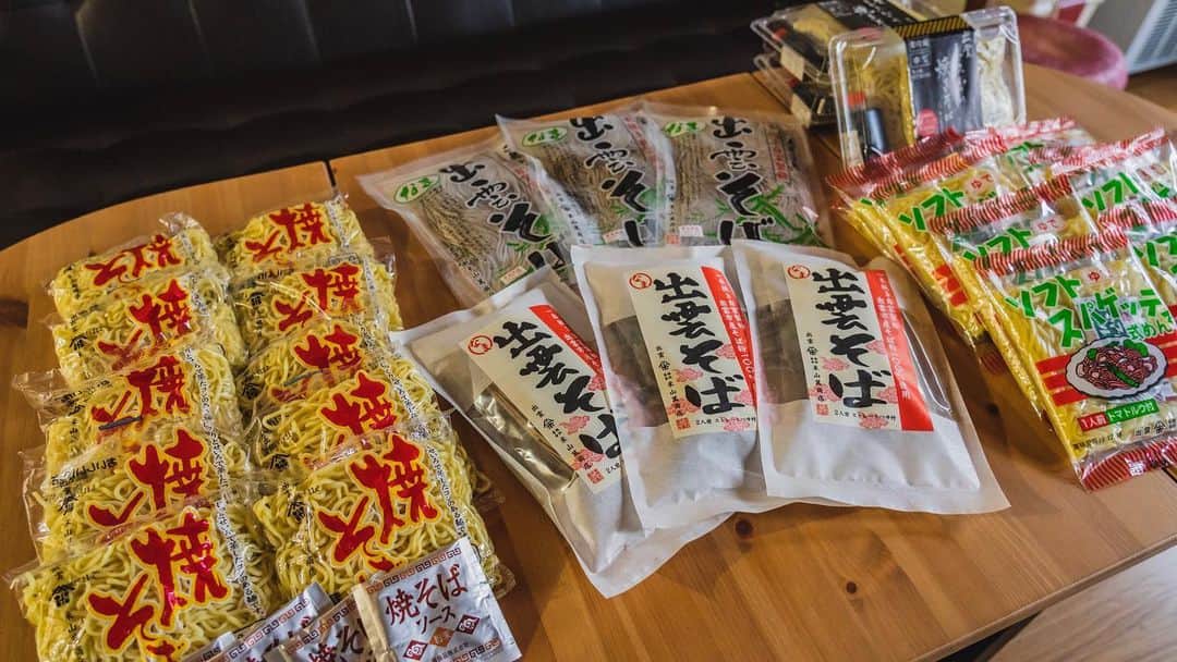 ロシアン佐藤のインスタグラム：「Abemaさんで紹介したソフトスパゲッティ麺の 米山萬商店さんからたーくさん麺が届いた🥺❤️❤️❤️❤️ エッジニアのみんなで美味しく頂いています👐🏻👯‍♀️❤️ #ソフトスパゲッティ式めん #出雲そば #ソフト麺 #米山萬商店」