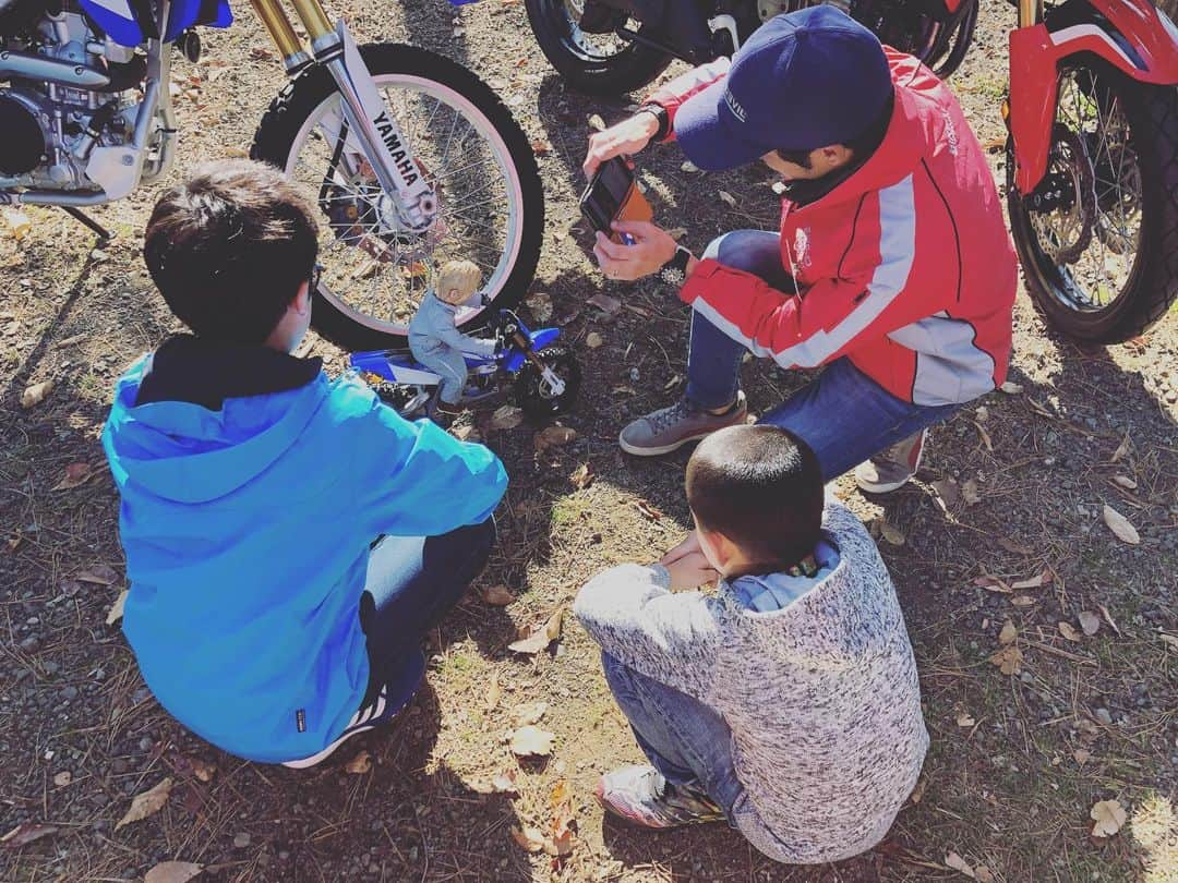 つるの剛士さんのインスタグラム写真 - (つるの剛士Instagram)「今日は西湖にて念願だった親子ツーリングキャンプイベント #パパツー（※もちろんママも！）が素晴らしい快晴、紅葉🍁のなか開催されました✨🗻 参加してくださった11組のパパママライダー、ちびっ子の皆さんは日頃親子でツーリングをされている方達ばかり。  バイクの種類も多種で、 各それぞれのバイクが親子タンデムに工夫が施されていて皆さん本当にバイクが好きなんだなあ。。と改めて実感。  バックミラーに映る親子ライダーの皆さんがキラキラしていてとにかく素晴らしい親子ツーリングキャンプになりました！！ パパツー　ママツー🏍は これからも定期的に開催していきたいと思いますので、親子ライダーの皆様奮ってご参加ください✨  いやあ、最高の1日になりました！！ バイクは楽しい。  次はしゃっちょ連れだ。  #パパツー #親子ツーリング　#タンデム #バイク王　#bikelifelab #バイク🏍🛵 #ミニつるの」11月17日 15時58分 - takeshi__tsuruno