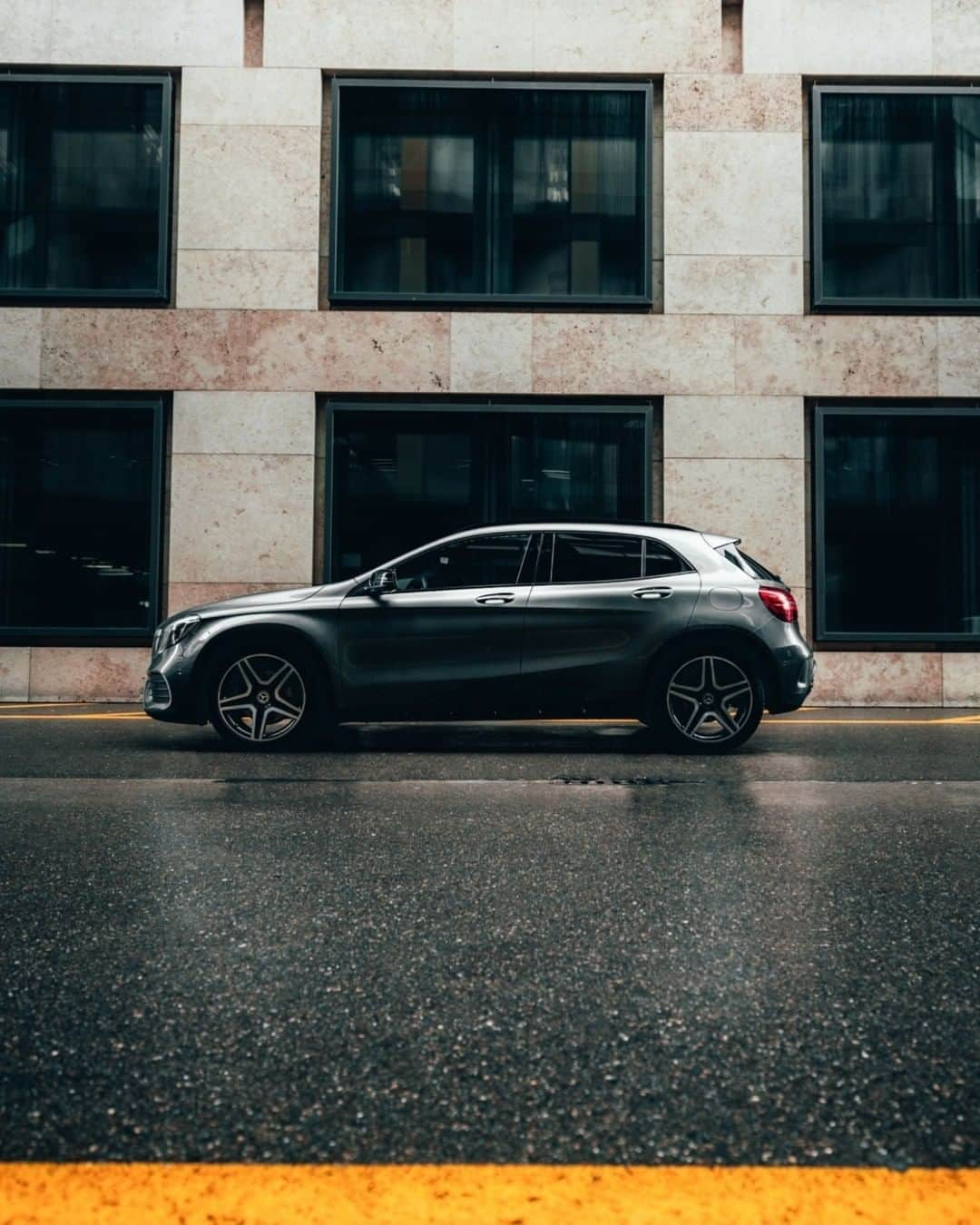 メルセデス・ベンツさんのインスタグラム写真 - (メルセデス・ベンツInstagram)「Progressive in design, serene in day-to-day motoring plus off-road capability. The GLA. #MercedesBenz #GLA #CarsOfInstagram #MBCar #InstaCar 📸 @kimonmaritz for #MBsocialcar」11月17日 16時00分 - mercedesbenz