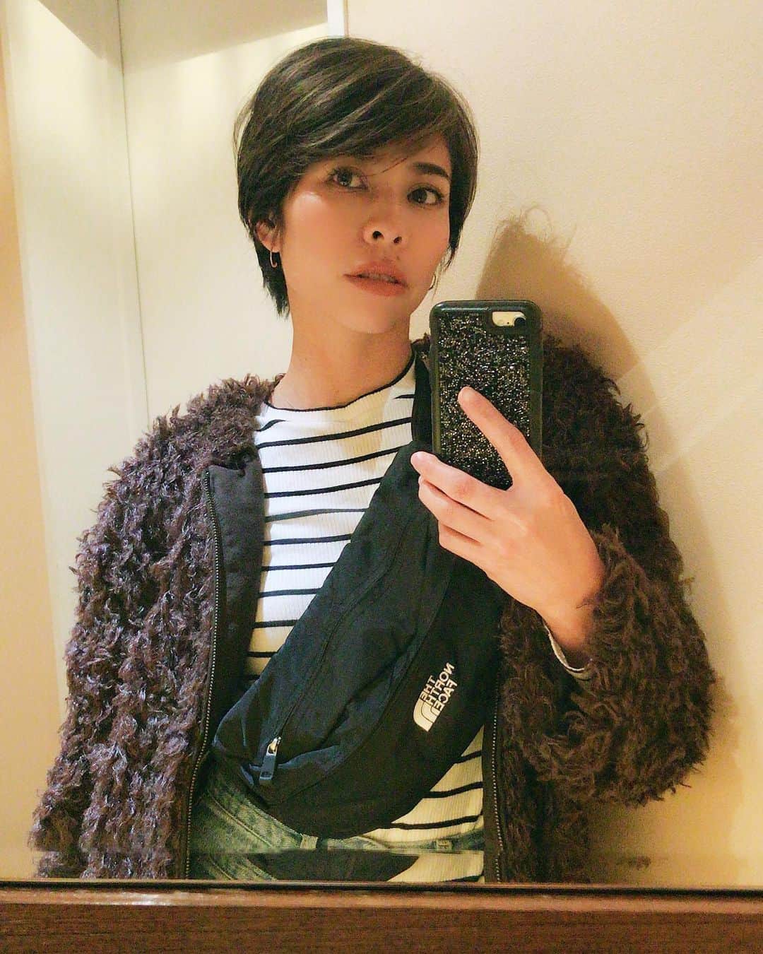 齋藤美波のインスタグラム：「✂️✂️✂️ 悩みに悩んで 前髪作ったったよ🤪 ・ HIKARIちゃんに 影響されすぎ🤣 @hikari  LOVEです♥️ ・ 今回は信用あるスタイリスト @ikumi.takahashi.short に 切ってもらいました！ 前回入れてもらったハイライトも まだまだいい仕事してくれて大満足♥️ 本当落ちてもハイライトがいい感じに ナチュラル感だしてくれるから kakimoto armsのハイライトの虜です😍 ・ #どんどん短くなる #ショートにどハマり中 #ハンサムショート #ショートカットヘアー #男の子みたい#男顔#楽 #shortcut#hairsalon#kakimotoarms#cute」