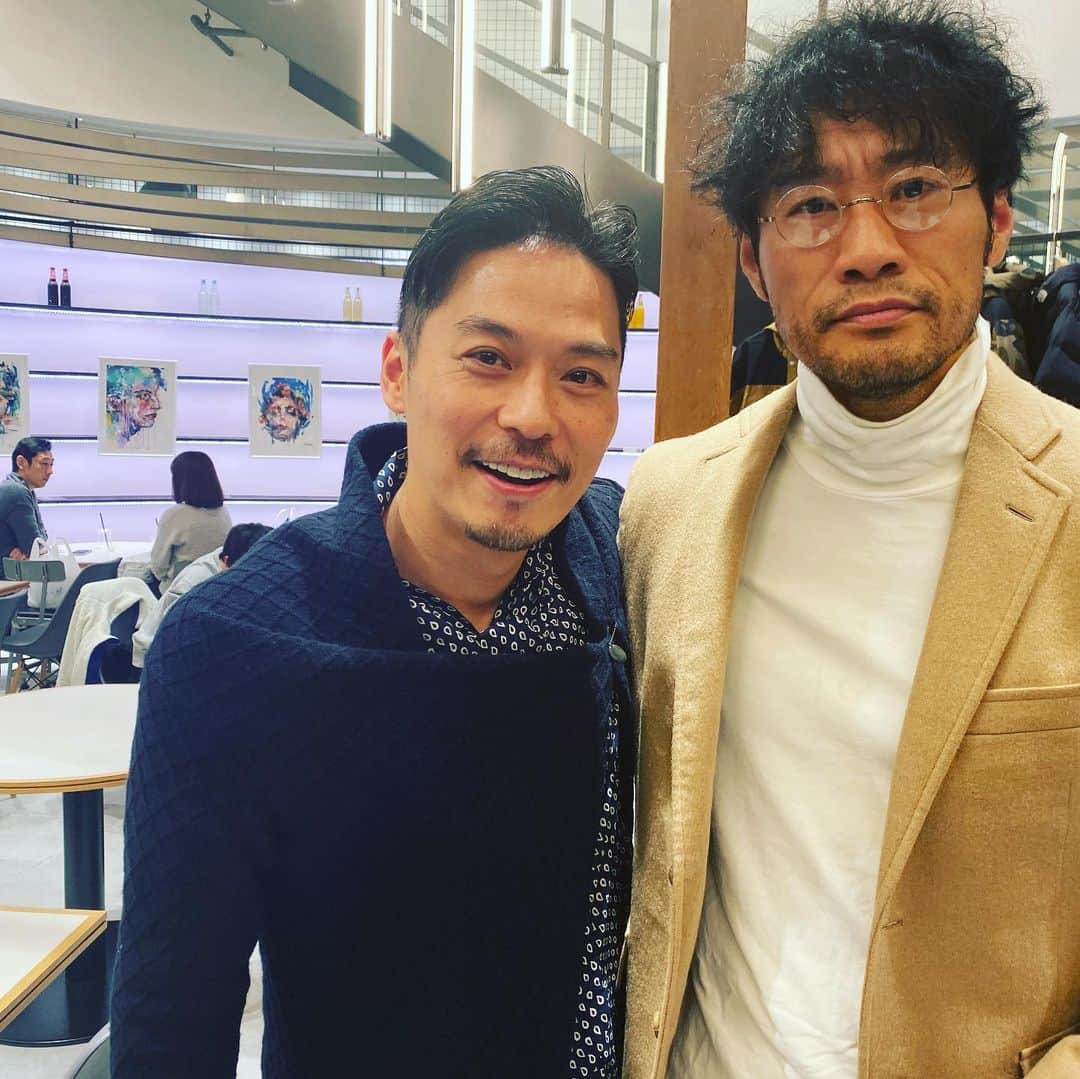 坂東工さんのインスタグラム写真 - (坂東工Instagram)「旧知の方やファンの方々、たくさんお越しいただきました！ありがとうございます😊最近の睡眠不足で目が半分くらいになってますが、来てくれた方のパワーでなんとか持ち堪えました。　@khayah_artist はこれから間違い無くスターになっていきます。これはまだまだその前哨戦。秘蔵の500枚をお見せする機会を作ります！お楽しみに！ @iiwii.art #iiwii #iiwiiart #contemporaryart #painting #art #arts  #坂東さんはプロデューサーもやる」11月17日 16時00分 - takumimoriyabando