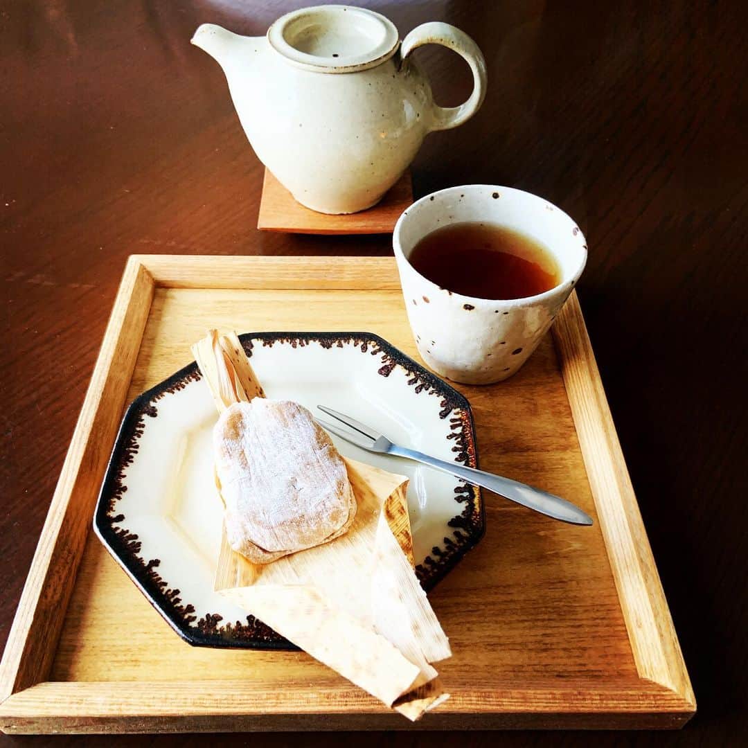 志摩有子さんのインスタグラム写真 - (志摩有子Instagram)「昨日の撮影で孝美さん　@t_mimi1414 さんから頂いた八雲もちと台湾の蜜香紅茶でひと息つく。黒糖とカシューナッツのこっくりとした甘さと香りのよい台湾紅茶に癒される。孝美さん、いつもありがとうございます💕 #八雲もち #ちもと　#お茶の時間 #蜜香紅茶　#台湾紅茶　#林華泰茶行 #大沼道行」11月17日 16時01分 - ariko418