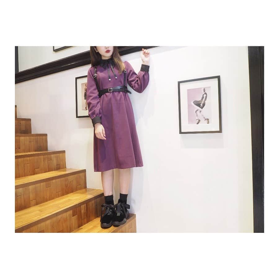 EATMEさんのインスタグラム写真 - (EATMEInstagram)「11.17 update... #EATME #NOVEMBER #NEW #ITEM #🌹 ハーネス、ブーツ➡︎発売中 ワンピース➡︎11.19発売予定 ソックス➡︎参考商品 . TOP画面のURLからEATME WEB  STOREをCHECK💁🏻‍♀️ @eatme_japan . バイカラーワンピース（ #ONEPIECE ） ¥13,000（＋tax） COLOR🎨:PPL.BLU.BLK SIZE📐:S.M . クロスハーネスベルト（ #HARNESS ） ¥6,000（+tax） COLOR🎨:BLK . スニーカーソールショートブーツ（ #BOOTS ） ¥13,600（+tax） COLOR🎨:BLK.O/WHT SIZE📐:S（22.5cm) M（23.5cm）、L（24.5cm） . #EATME_COORDINATE #eatmejapan #イートミー #fetishmode #2019aweatme #VINTAGEAFTERNOONTEA #益若つばさ #tsubasamasuwaka #fashion #japan #tokyo #harajuku #osaka #umeda #原宿 #大阪 #梅田エスト #instagood #like4like」11月17日 16時08分 - eatme_japan