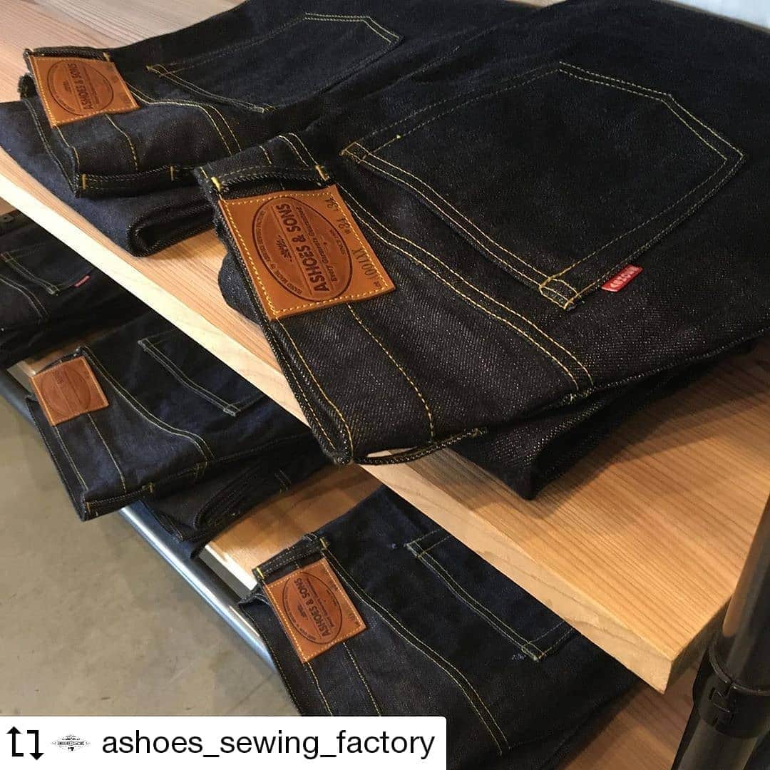 select shop「ASHOES」 SHOP STAFFのインスタグラム：「#Repost @ashoes_sewing_factory Made by @Image.Downloader · · · · オリジナルジーンズ A001XX。  弱撚り岡山井原産14ozの生地。約8ヶ月履いた経年の状態です。  随時ご注文のジーンズを縫っています。  ユニオンスペシャル51400チェーン、太番手の糸、にて、四つ折りの大きなラッパの帯入れ。  ーーーーーーーー 裁断からやっていますので、シルエットにご希望があればセミオーダーも可能です。 ーーーーーーーー  #ハンドメイド #デニム #ジーンズ #シルエット変更 #リメイク #デニムリペア #ジーンズ修理 #デニム修理 #サイズ変更 #幅出し #handmade #ashoes #亜洲'S #さいたま #大宮 #裾上げ #チェーンステッチ #お直し #リペア #穴埋め #シンガーミシン #ユニオンスペシャル #unionspecial43200g」