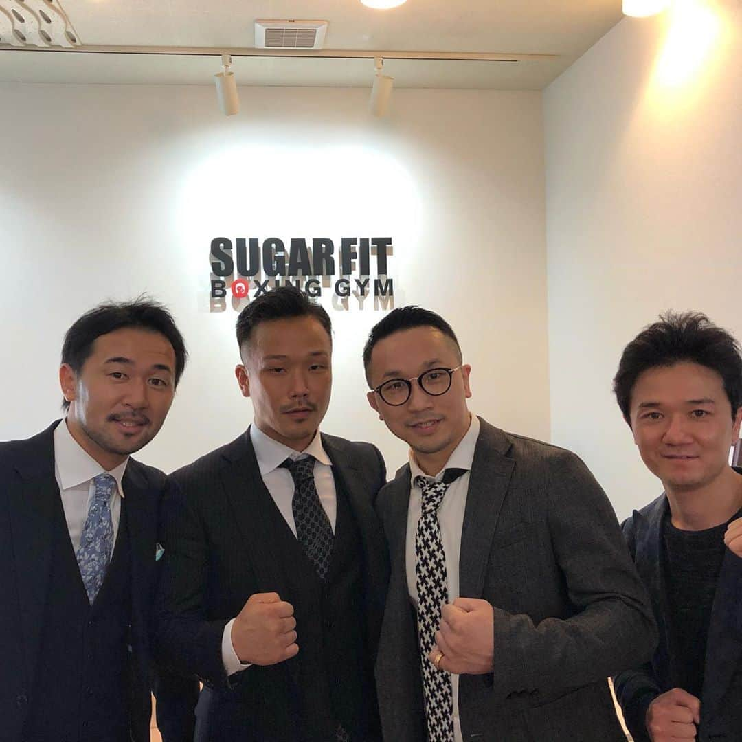 粟生隆寛のインスタグラム：「元WBA世界スーパーバンタム級チャンピオン、下田昭文のジム 『SUGER FIT BOXING GYM』 のオープニングパーティーに行ってきた 下田カラーのスカイブルー?で爽やかな感じのジム 下田、おめでとう㊗️ . . SUGER FIT BOXING GYM 〒330-0074 埼玉県さいたま市浦和区北浦和3-8-2 メリア北浦和1F . #下田昭文 #boxing #北浦和」