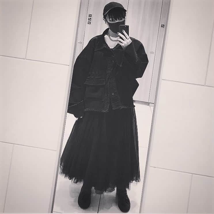 ジェニーのインスタグラム：「真っ黒っけっけっけっ！ いろいろサイズ感デカイのは分かっちょる。けどこれが好きなんじゃきぃ。  #ootd #outfitoftheday #fashion #allblack #スカートはあまり履かない #けど黒かったら履いちゃう #だってかわいさよりクールさが勝つじゃん #写真久々に鏡に映ってる写真 #あまりしないから気になる #もしかしたらこの投稿消すかも #こういうのってない？笑」