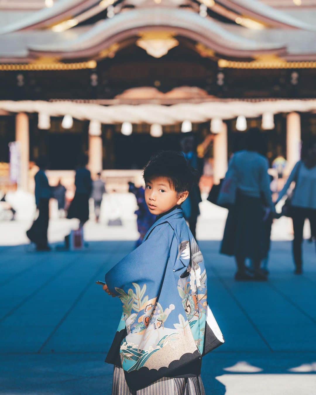 高橋菜摘のインスタグラム：「. 我が家の長男が 無事七五三を迎えました🎊 撮影やらなんやらで3回くらい 袴を着る機会があったので 今回は息子の好きなカラーを。 @ume0811 が撮ってだしで 写真くれたので載せます♡ 仕事はや〜！ 息子仲良しパパだから調子乗って 変顔ばっかしてたけど それも5歳男子らしくてよかと。 . 私が幼少期に七五三をした神社。 今回は母も祖母も着物で👘 IKKIおめでとう〜㊗️ しばらく続くよ753post⛩ .」