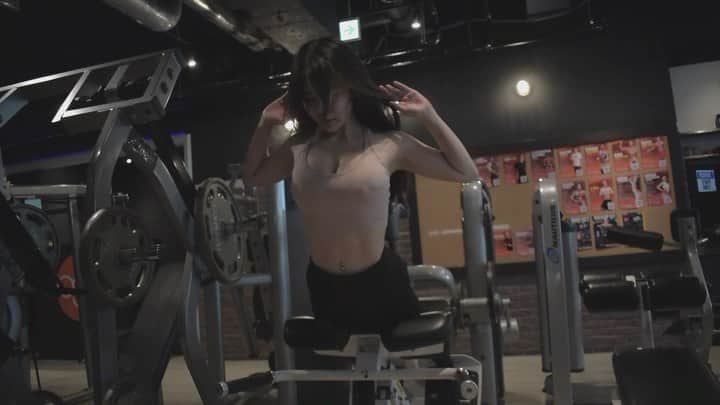 渋谷ゆりのインスタグラム：「つづきはYoutubeで♡ Go watch the rest on #YouTube  https://youtu.be/D7W7k3w8iqI  フィットネスはカラダも自信も作ってくれる♡ Fitness will help you get the ideal body and boost your confidence♡ 運動會帶給你理想的身材和自信。  Videographer @gachiyuto7  at @ogrtokyo  #筋トレ女子 #筋トレ #フィットネス女子 #ジムウェア #ダイエット #workout #protein #減肥 #健身 #蛋白粉 #くびれ #しぶゆり #モテボディ部 #健身女孩 #motivation #六本木 #モチベーション #麻布十番」