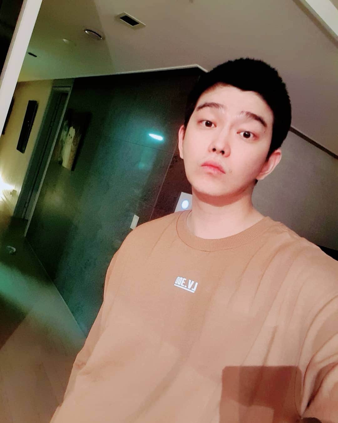 ユン・ギュンサンのインスタグラム：「#융귱상 #반이 잘 살아있습니다. 열심히 애기들 모시면서..」
