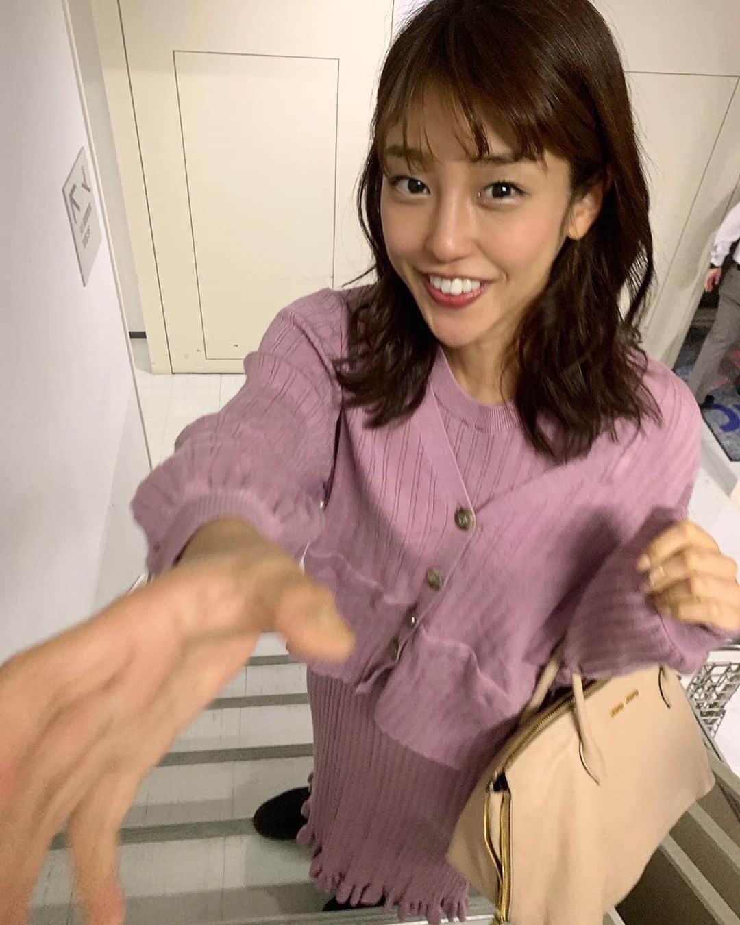 岡副麻希さんのインスタグラム写真 - (岡副麻希Instagram)「🍓﻿ こんにちは！﻿ 一週間お疲れさまでした😌💫﻿ 半ブレで失礼します！ ﻿ 全身おいしそうなカラーの日😘🍓🍑🎀﻿ ﻿ スタイリストの涼子さんと﻿ いつも衣装でお世話になっている﻿ （@willselection_official ）﻿ の展示会に行ったとき﻿ このパープルかブラウンで悩んだのです❣️﻿ ﻿ #たまには#明るいカラー#挑戦#しよう#💪🏽🤣﻿ #ピンク？#パープル？#紅芋タルト？みたいな﻿👼🏻 ﻿ #willselection  #bag#miumiu #boots#ugg」11月17日 16時30分 - maki_okazoe_official