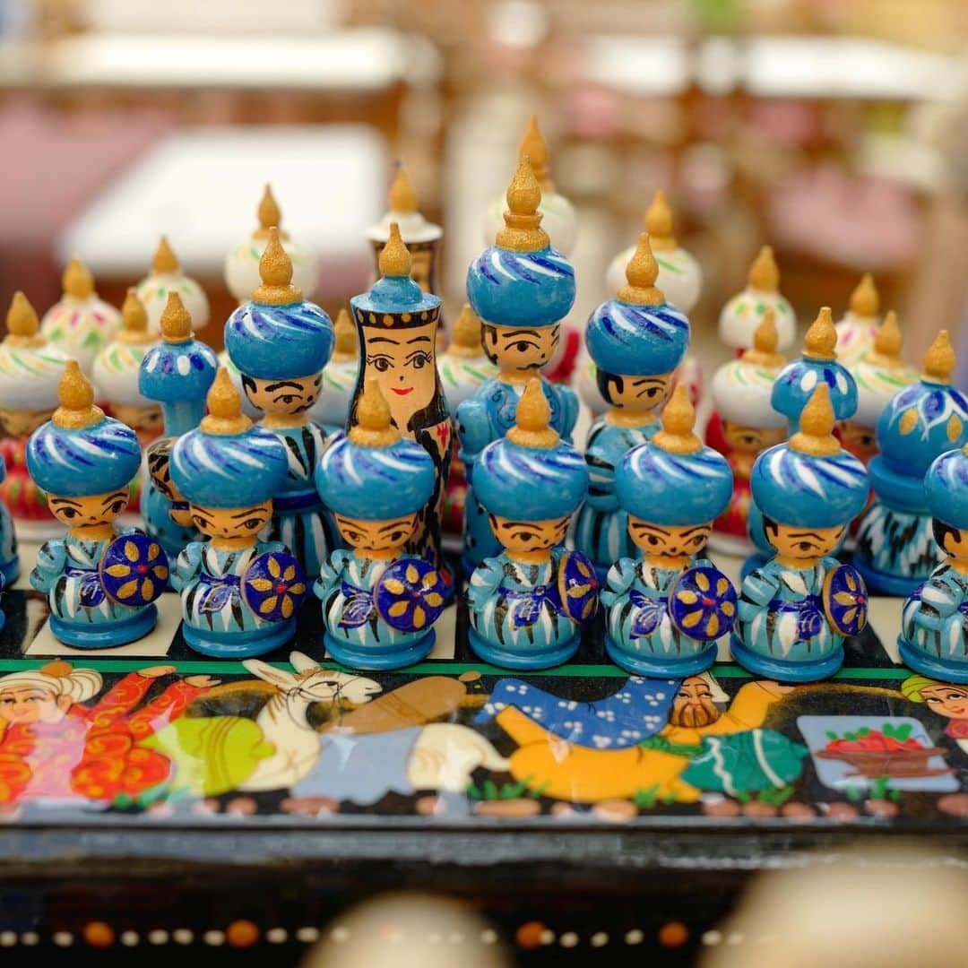 藤崎奈々子さんのインスタグラム写真 - (藤崎奈々子Instagram)「ウズベキスタンのお土産屋さん ・ スパイス、刺繍、食器、チェスと色々なお土産屋さんがありました ・ 食器は素朴で可愛いのでいくつか購入☕️ 割れないならもっと買いたかったー😂 ・ #ウズベキスタン  #ブハラ #視察 #お土産 #食器 #スパイス #刺繍 #チェス #カメラ女子 #ライカq  #leica」11月17日 16時25分 - nanakofujisaki