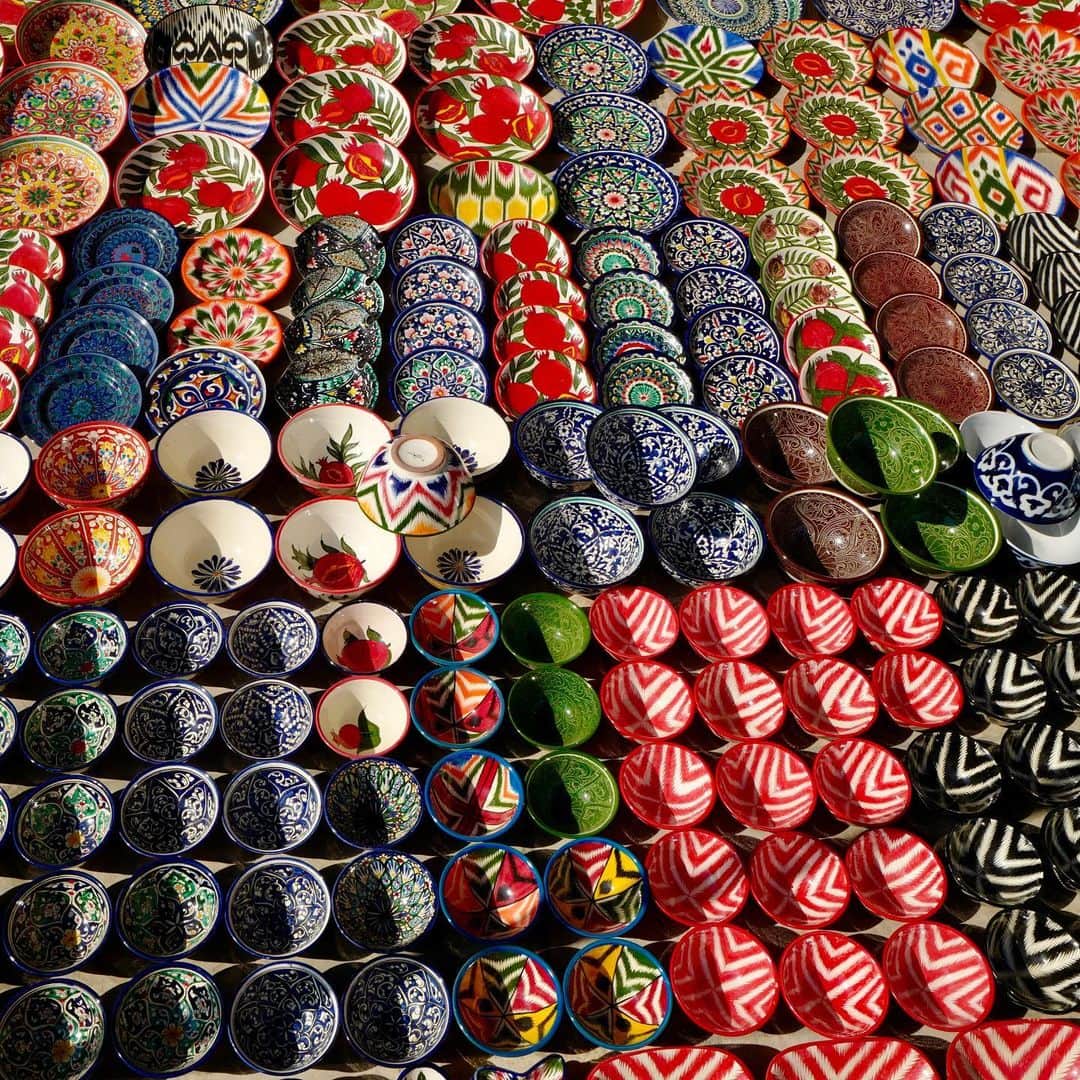 藤崎奈々子さんのインスタグラム写真 - (藤崎奈々子Instagram)「ウズベキスタンのお土産屋さん ・ スパイス、刺繍、食器、チェスと色々なお土産屋さんがありました ・ 食器は素朴で可愛いのでいくつか購入☕️ 割れないならもっと買いたかったー😂 ・ #ウズベキスタン  #ブハラ #視察 #お土産 #食器 #スパイス #刺繍 #チェス #カメラ女子 #ライカq  #leica」11月17日 16時25分 - nanakofujisaki