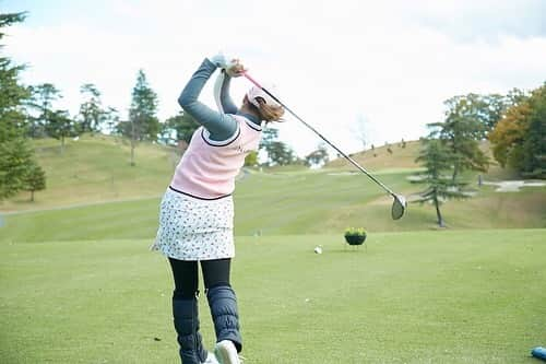 笹原優美さんのインスタグラム写真 - (笹原優美Instagram)「☆﻿ ﻿ 🍁JUN&ROPE' "FUN"GOLF 2019⛳️﻿ 私は10番ホールでドラコン対決を担当🔥﻿ 私に勝った方、﻿ もしくはその組で一番飛んだ方に﻿ サインボールをプレゼントさせていただきました❤︎﻿ ﻿ 5番ホールでは茜さんがニアピン対決🏌️‍♀️﻿ そしてグリーンでは世界の進藤キャディが﻿ 一緒にラインを読んでくれるという豪華なホール😍﻿ ﻿ 参加者のみなさん羨ましすぎる🥺❣️✨﻿ 私も茜さんとニアピン対決したいし、﻿ 進藤さんにライン読んでもらいたい🥺🥺🥺(笑)﻿ ﻿ @junandrope ﻿ @curucuru_golf ﻿ #junandrope﻿ #ジュンアンドロペ﻿ #ジュンロペ﻿ #ジュンロペコンペ﻿ #ジュンクラシックカントリークラブ ﻿ #飯島茜　さん﻿ #進藤大典 さん﻿ #笹原優美」11月17日 16時26分 - yumi_sasahara_official