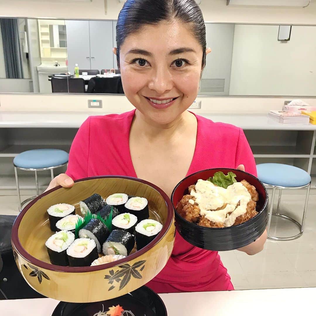 間々田佳子のインスタグラム：「今日は宮崎講演でした！ 宮崎の郷土料理のお弁当🍱 いただきました‼️ 嬉しいな〜💕✨ ありがとうございました😊」