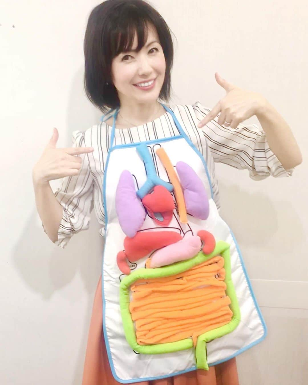 六車奈々さんのインスタグラム写真 - (六車奈々Instagram)「満席御礼！ 六車奈々の『食べる美人塾』＠大阪、今回のテーマは『腸と免疫』でした。  楽しく盛り上がれるように内臓エプロンを購入\(//∇//)\ やはり腸は面白い！ いつも以上に熱心なお客様でした。 ありがとうございました😊  #六車奈々の食べる美人塾 #六車奈々 #免疫 #内臓エプロン #満席御礼 #ありがとうございます #働くママ」11月17日 16時31分 - nanarokusha