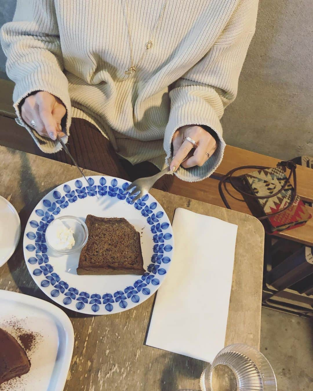 野尻美穂さんのインスタグラム写真 - (野尻美穂Instagram)「休日ご近所カフェ〜🍰 こんなに寒いのに蚊に刺されたよ😇 #バナナブレッドってとっても美味しいね🍌 #mihonano #todayful」11月17日 16時33分 - miho_cocoa