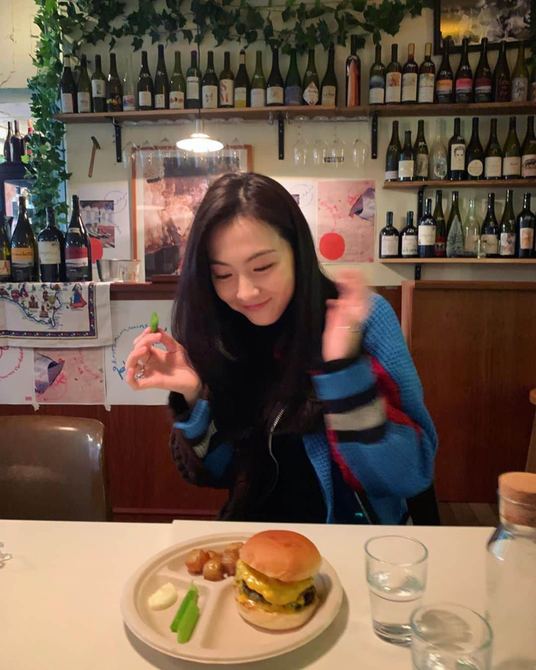 知英さんのインスタグラム写真 - (知英Instagram)「Talking with a hamburger %#*^=~ 🍔」11月17日 16時41分 - kkangjji_