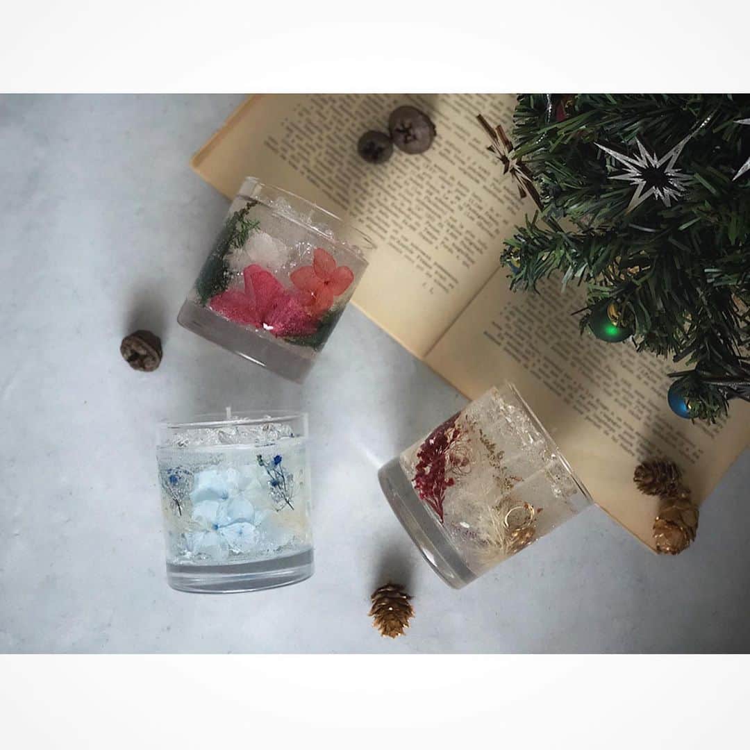 Re.ewalu(ﾚｳﾞｧﾙ)~Life of akari~さんのインスタグラム写真 - (Re.ewalu(ﾚｳﾞｧﾙ)~Life of akari~Instagram)「✴︎✴︎✴︎✴︎ Botanical gel Candle "Christmas Jewel" ・ ・ 納品用Candle White Christmasを意識して𓇣𓇣 Bergamot/Jasmine ・ ・ ・ お天気なのに寒いですねぇ、もう冬ですね....❄︎❄︎ ・ ・ 今日は終日仕事の為 侍JAPANがLiveで見れないのが無念....༎ຶོρ༎ຶོ ・ ・ ・ ✄---------------------【information】-----------------------✄ ▫︎ ▫︎ 〔Contact〕オーダー制作・レッスン・お仕事依頼はDM・Mail・LINEからお気軽にご連絡ください♔ 𖤘LINE🆔→ re.ewalu ▫︎ ▫︎ 〔Candle Lesson〕ご予約&お問い合わせ 🔝HP→contactかDM・Mail・LINEよりお願いします☻ ▫︎ ▫︎ 〔Shop & Event & WS〕 𖤘新宿丸井アネックス2階 2nd market 10/1〜12/20 𖤘井筒屋小倉店 12/11〜12/17 𖤘代官山Noël2019 12/22(sun) 𖤘二子玉川蔦谷書店WS by Panasonic 1/12(Thu) 𖤘Soitoge : 栃木Selectshop 𖤘Le Lien : 大阪Esthetic salon 𖤘阪神うめだ本店2階 cotomonomarché ✄--------------------------------------------------------------✄ #candle #お稽古 #ドライフラワー #アンティーク雑貨 #vscojapan #art_of_japan_ #ボタニカルライフ #シンプル雑貨 #休日の過ごし方 #キャンドルのある暮らし  #igs_photos #flowerarrangement #日々の暮らし #キャンドル教室 #習い事 #キャンドル #フラワーアレンジ #2020春婚 #ナチュラルな暮らし #花のある暮らし #川崎キャンドル教室 #ワークショップ#イベント #ボタニカルキャンドル #JCAキャンスタ #クリスマスギフト #クリスマス雑貨」11月17日 16時43分 - re.ewalu_candle