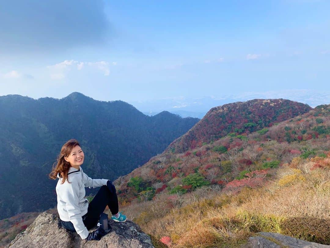 上杉あずさのインスタグラム：「. 登山はピッチャーに必要な筋肉を鍛えるのにすごくいいと改めて聞けました😊登山も下山も！！！ だんだん太ももが太くなる🤣 でも、いろんな意味で限界への挑戦❣️オススメです❤️ . #雲仙普賢岳 #登山 #紅葉 #秋 #景色 #自然 #ジオパーク #火山 #頂上 #unzen #mt #mountain #training #nature #sky #tree #color #autumn #fall #volcano #thenorthface #nike #mizuno #rawlings #japan」