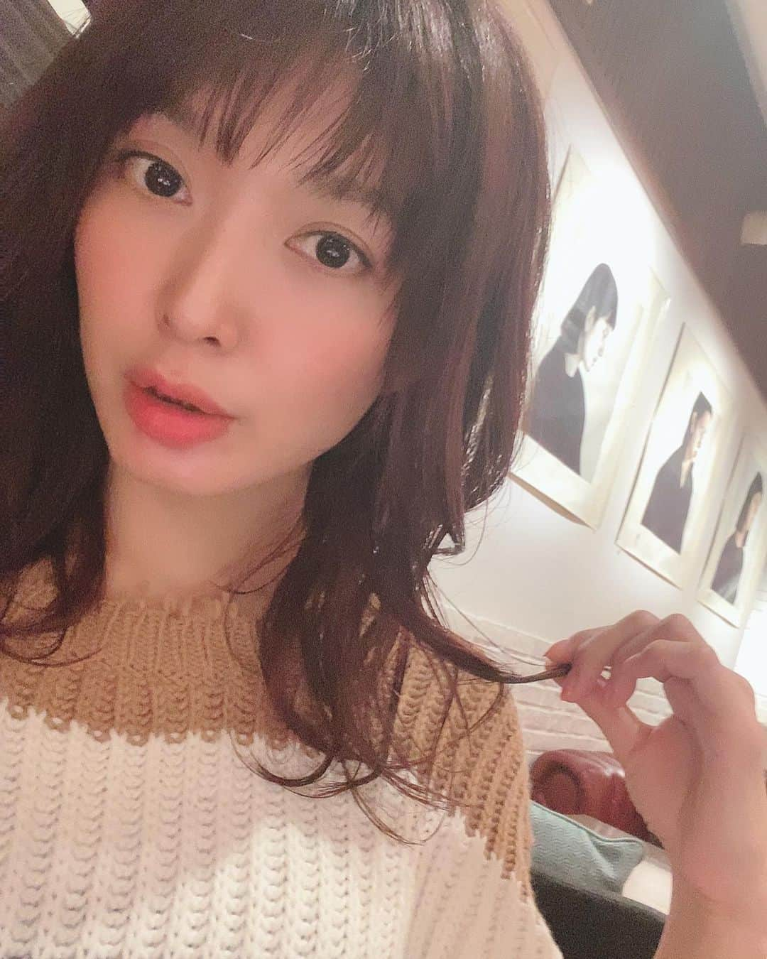 蓮城まことさんのインスタグラム写真 - (蓮城まことInstagram)「💇🏼‍♀️ 今日はお休みだったので、 本番に向けてカラーリングなどなど してきました✨ nexの知念さん、 こういう風にしたいとお願いした以上に 素敵にしてくださって… 感謝です🙏 ついつい男役の時のクセなのか、 髪の毛のお手入れを怠りがちな私ですが、 完璧に髪を復活して下さいました😍 近頃マイブームな赤を入れて、 インナーカラーもしました✨ 本番までに抜けるだろうから、 深めに色を入れたので今はわかりづらいですが、 久しぶりに髪の毛でオシャレできてるので テンションあがってます🕺 いいお休みだ☺️ #nex #表参道 @nex.the_salon  #知念スーサン さん @kirakira.susan  #ありがとうございました #劇団朱雀 #復活公演　にむけて #色々整えます #髪は女の命  #ちゃんとケアします #携帯カバー #お気に入り」11月17日 16時43分 - makotorenjo_king_official