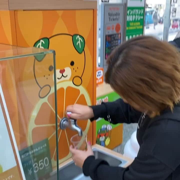 のインスタグラム：「*** 🍊🍊🍊 高校生以来の愛媛県！！ なんと12年ぶり。 着いてすぐ、みかんジュース🥤を飲みました✨美味しい〜🧡 . #愛媛県 #松山空港 #みかんジュース #みかんジュースの蛇口 #美味しい」