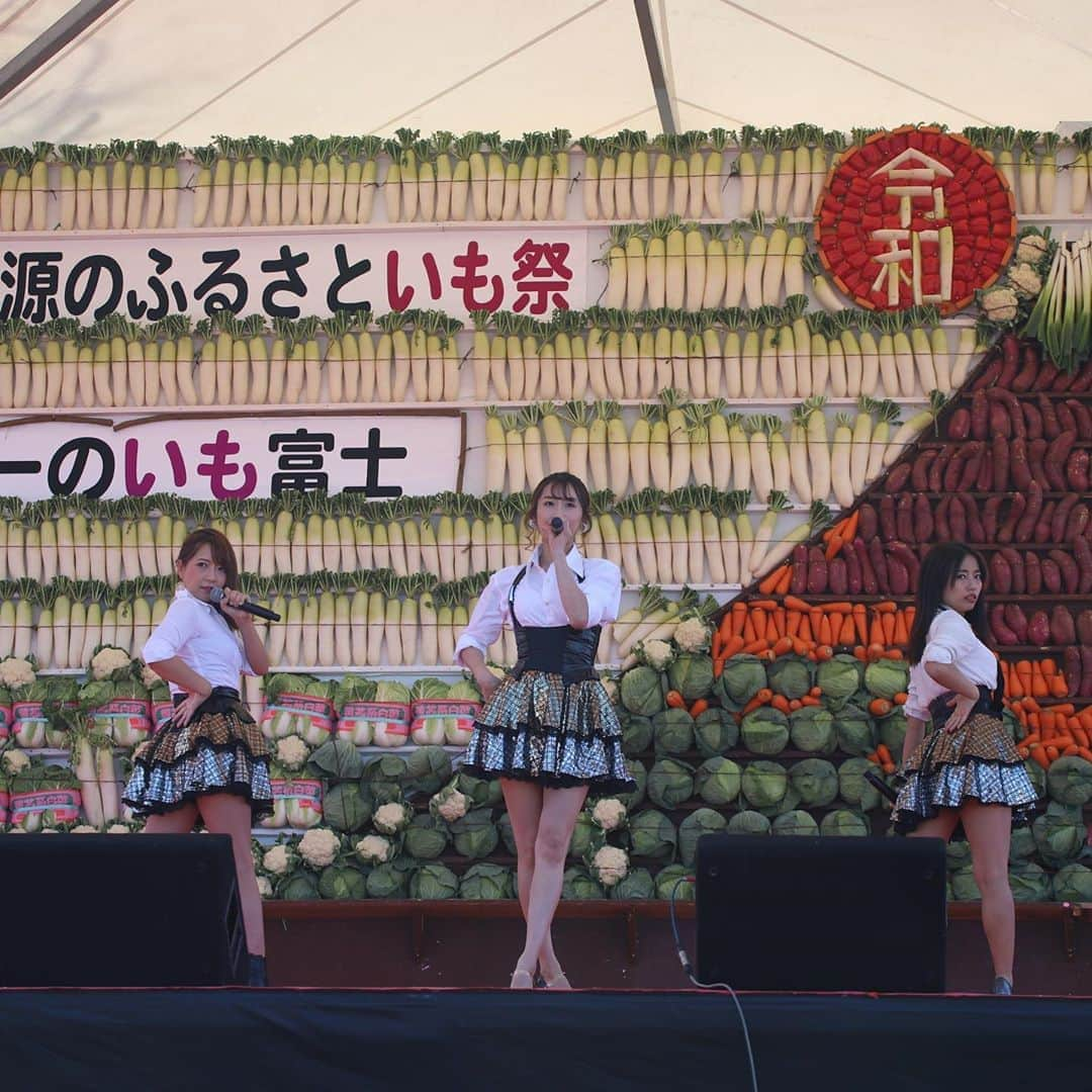 大河内美紗さんのインスタグラム写真 - (大河内美紗Instagram)「栗源ふるさといもまつり🍠イベント1stステージ♪ #いもまつり #sdn48 #小原春香 #藤社優美 #大河内美紗　#香取市 #栗源ふるさといも祭」11月17日 16時57分 - misa_okochi