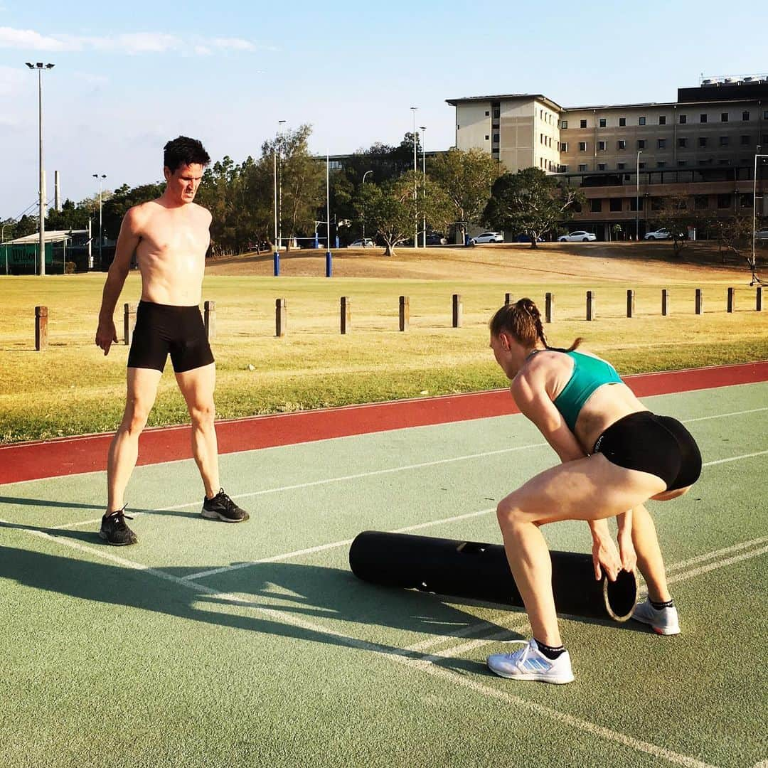 ケイトリン・サージェント・ジョーンズさんのインスタグラム写真 - (ケイトリン・サージェント・ジョーンズInstagram)「Sweaty Sunday sesh with hubby 🚂🚂 #whydoeshisfacelooklikethat #buildingsomethingbetter #teamworkmakesthedreamwork #partnerincrime #coupleswhosweattogether #athletelife #workworkworkworkwork #trainingpartnersforlife #sweatywifehappylife #vipr #trainingbraid」11月17日 16時52分 - caitlin.sargentjones