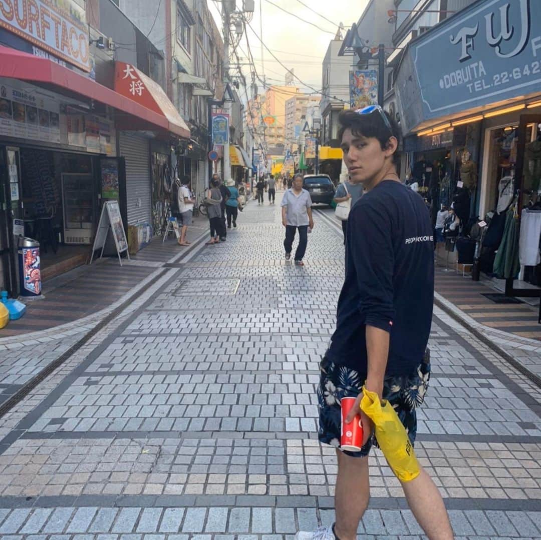 高野海琉のインスタグラム：「最近肌寒くなったねー。😷 冬の時は、早く夏になってほしい。 夏の時は、早く冬になってほしい。  Nowはもちろん、早く夏に💦 You know?  #cold #walking #holiday #youknow」