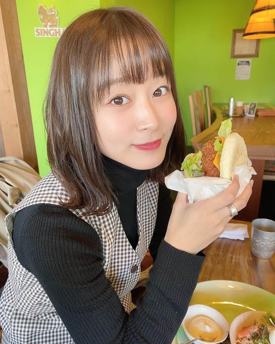 太田奈緒さんのインスタグラム写真 - (太田奈緒Instagram)「🥰🥰🥰 . . . 家族で熱帯食堂に行きました！！ 大学のお友達に教えてもらって知ったお店。京都帰って来たら、だいたい食べに行ってる気がする！！ . この日食べたのは「エビバーガー」😋🍔 美味しかった〜」11月17日 16時54分 - tanao_official