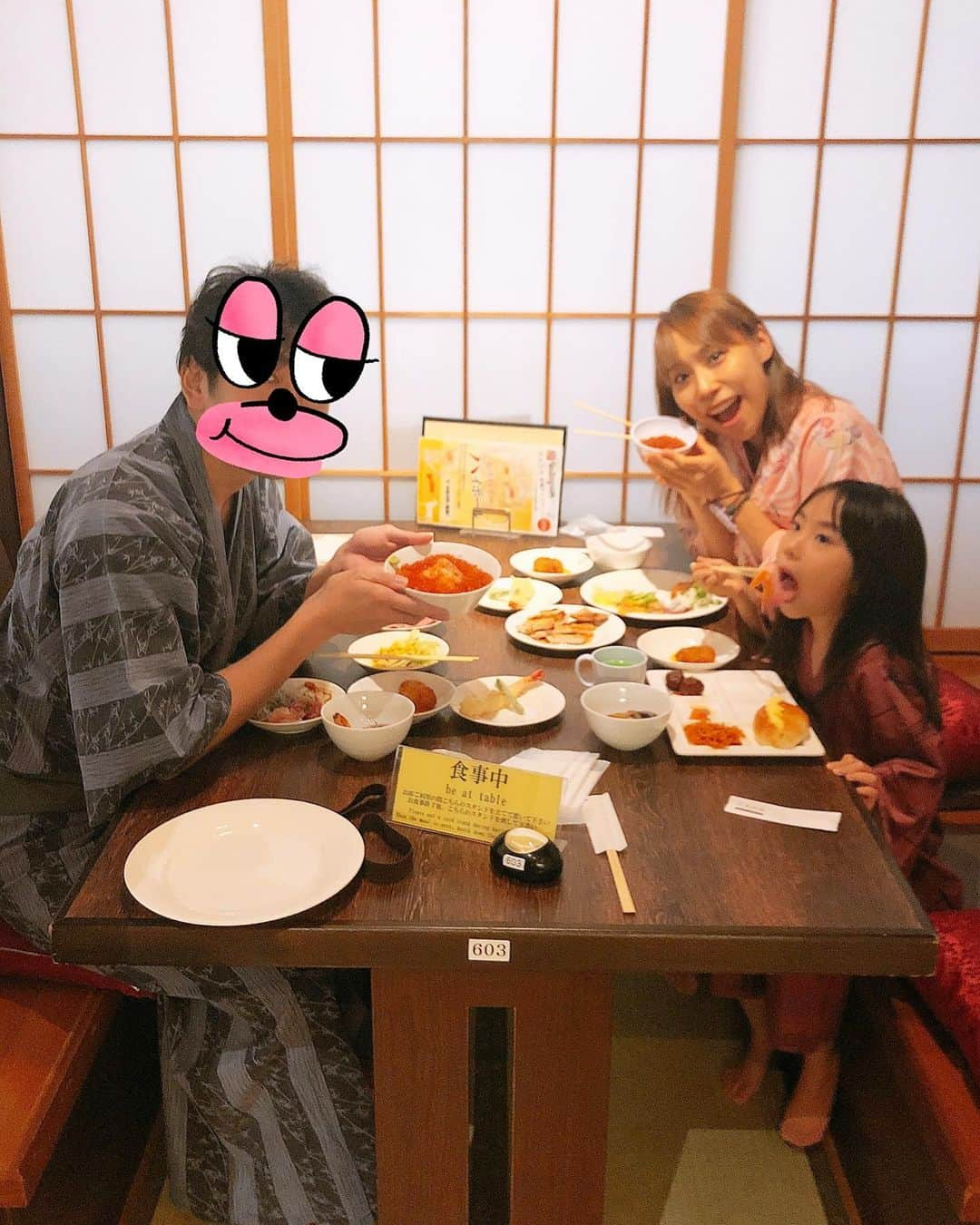 みきママさんのインスタグラム写真 - (みきママInstagram)「【結婚記念日はバイキングです！】. . . . . 温泉に入ってバイキングです🤩🤩🤩. . . . . 旦那「サーモンといくらの親子丼うまい！」. . . 杏ちゃん「タマゴサンドとアイスおいしい！」. . . . . 私は「カレー3杯目！！」天成園のカレー、めちゃうまー。食べたらまた温泉だ🤣🤣🤣 . . . . はる兄とれんちびも連れてきてあげたかったな。. . . . . #みきママ #結婚記念日 #16年目 #バイキング #天成園 #温泉」11月17日 16時55分 - mikimama_official