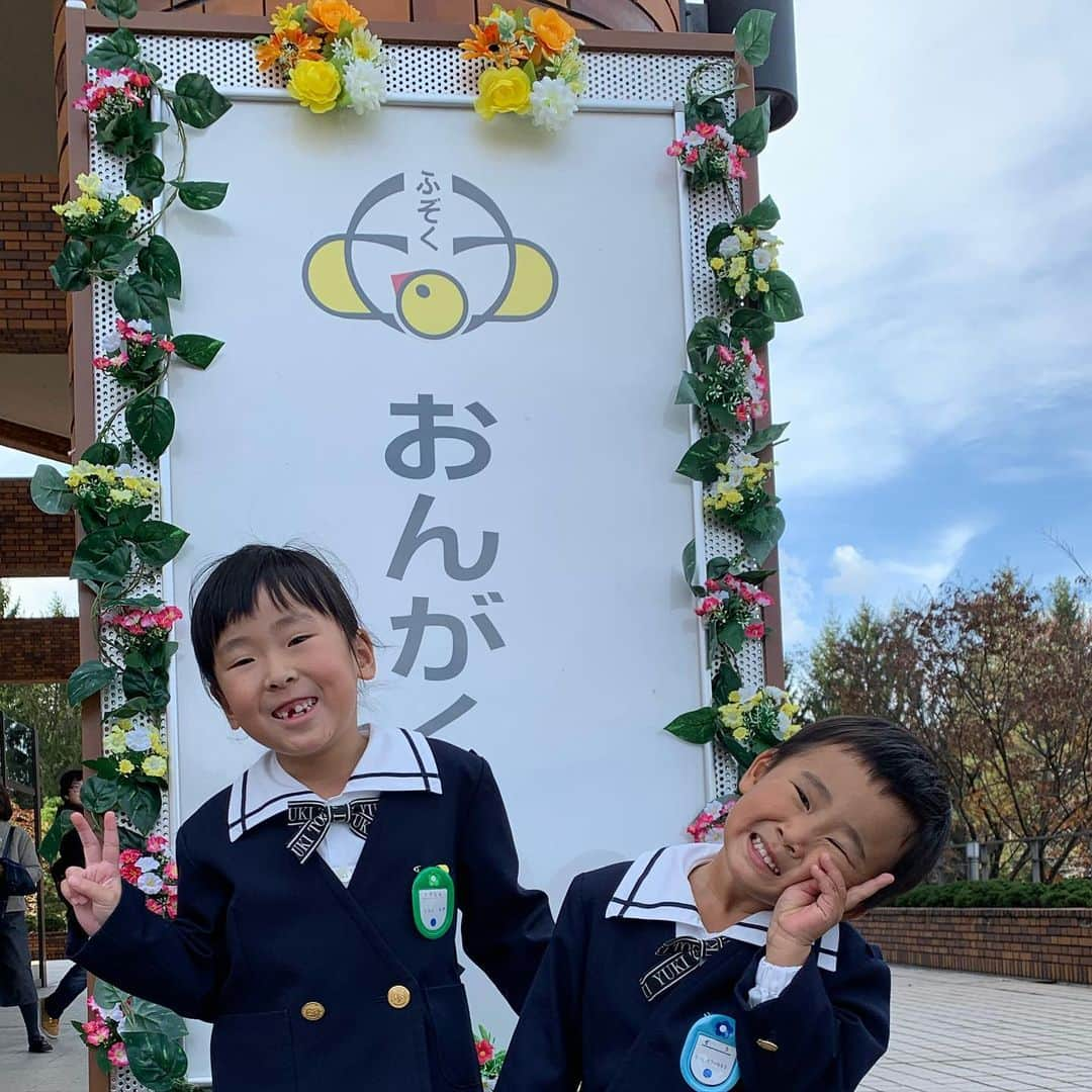 都竹悦子さんのインスタグラム写真 - (都竹悦子Instagram)「今日は幼稚園の音楽会。 二人一緒に出るのは、最初で最後！  朝5時から並び、主人が席取りをしてくれました！ 発表するステージでの姿に感動してなんだか涙が。  #幸せな日曜日　#音楽会　#幼稚園　#年長さん　#年少さん　#愛おしくて　#毎日が　#宝物」11月17日 17時06分 - etsukotsuzuku