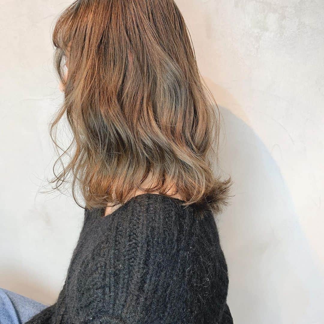 難波礼華のインスタグラム：「@l_by_home  カットカラーしてもらったよ💇‍♀️💕 横着な私は今年で最後のヘアメンテかもしれない😌 前回たくさん入れてもらったハイライトにプラスでちゅるちゅるベージュだよ🤎🤎🤎 @kotone_kuno お任せありがと💕かんいい💕」