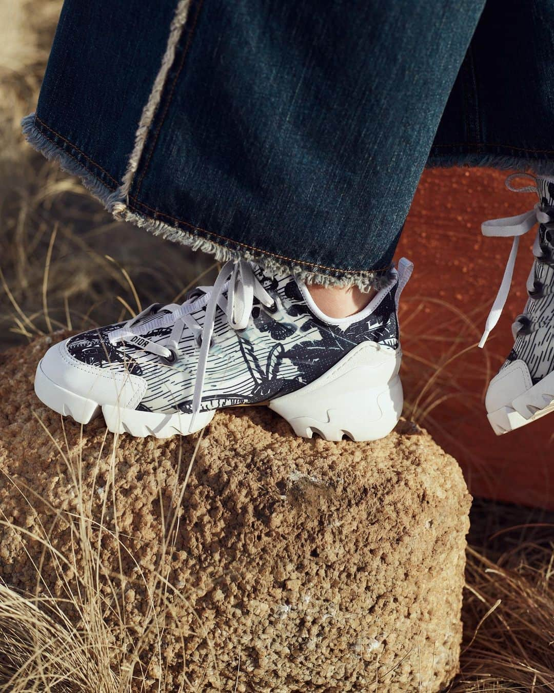 クリスチャンディオールさんのインスタグラム写真 - (クリスチャンディオールInstagram)「Take a walk on the wild side with 'D-Connect' sneakers from the #DiorCruise 2020 collection by @MariaGraziaChiuri, now available online and in Dior boutiques.⁠⠀ © @NadineIjewere」11月17日 17時03分 - dior